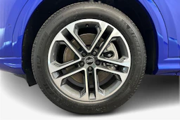 sininen Audi Q5 2026 kuva 17.