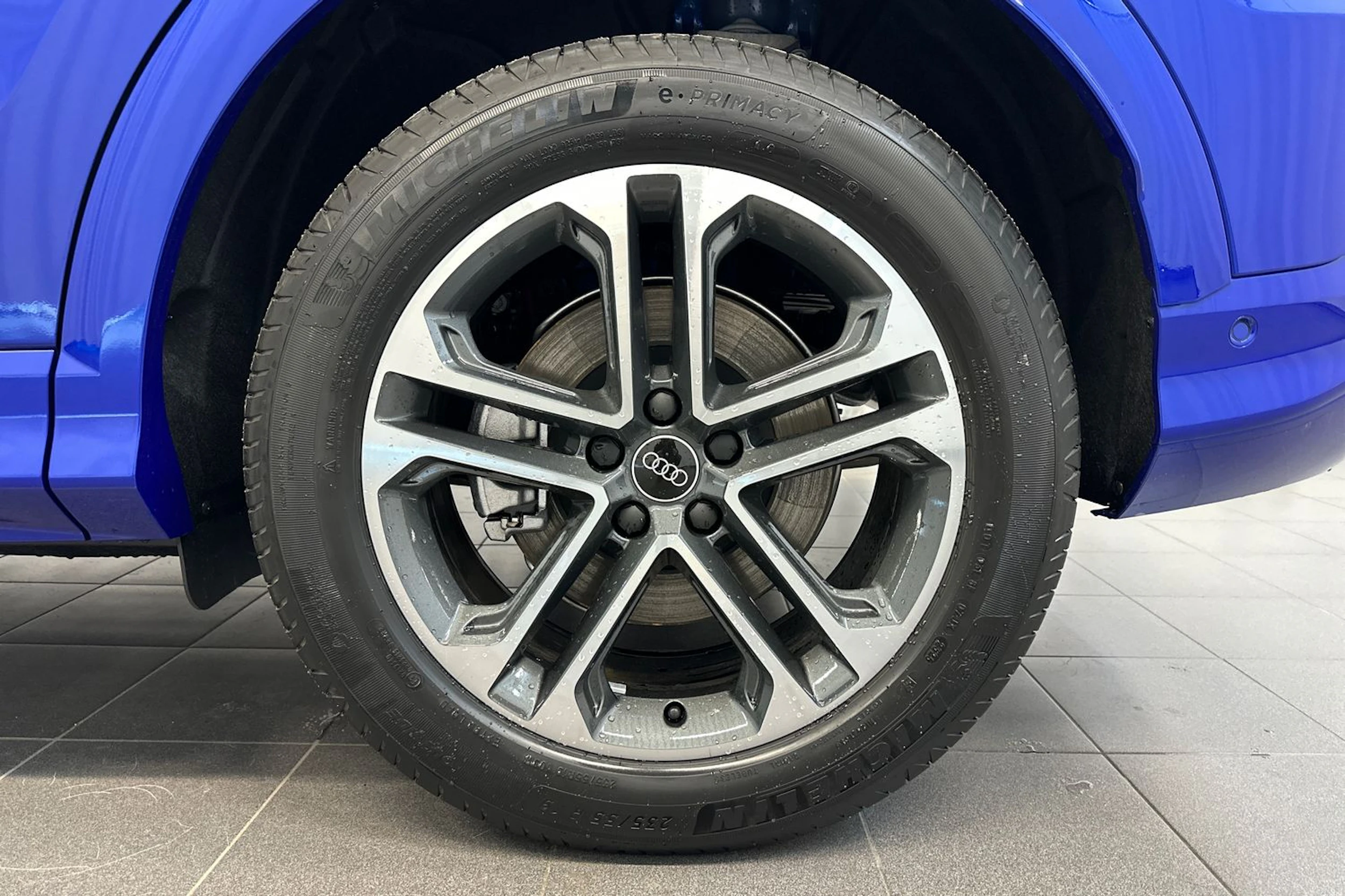 sininen Audi Q5 2026 kuva 18.
