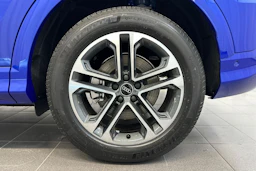 sininen Audi Q5 2026 kuva 18.