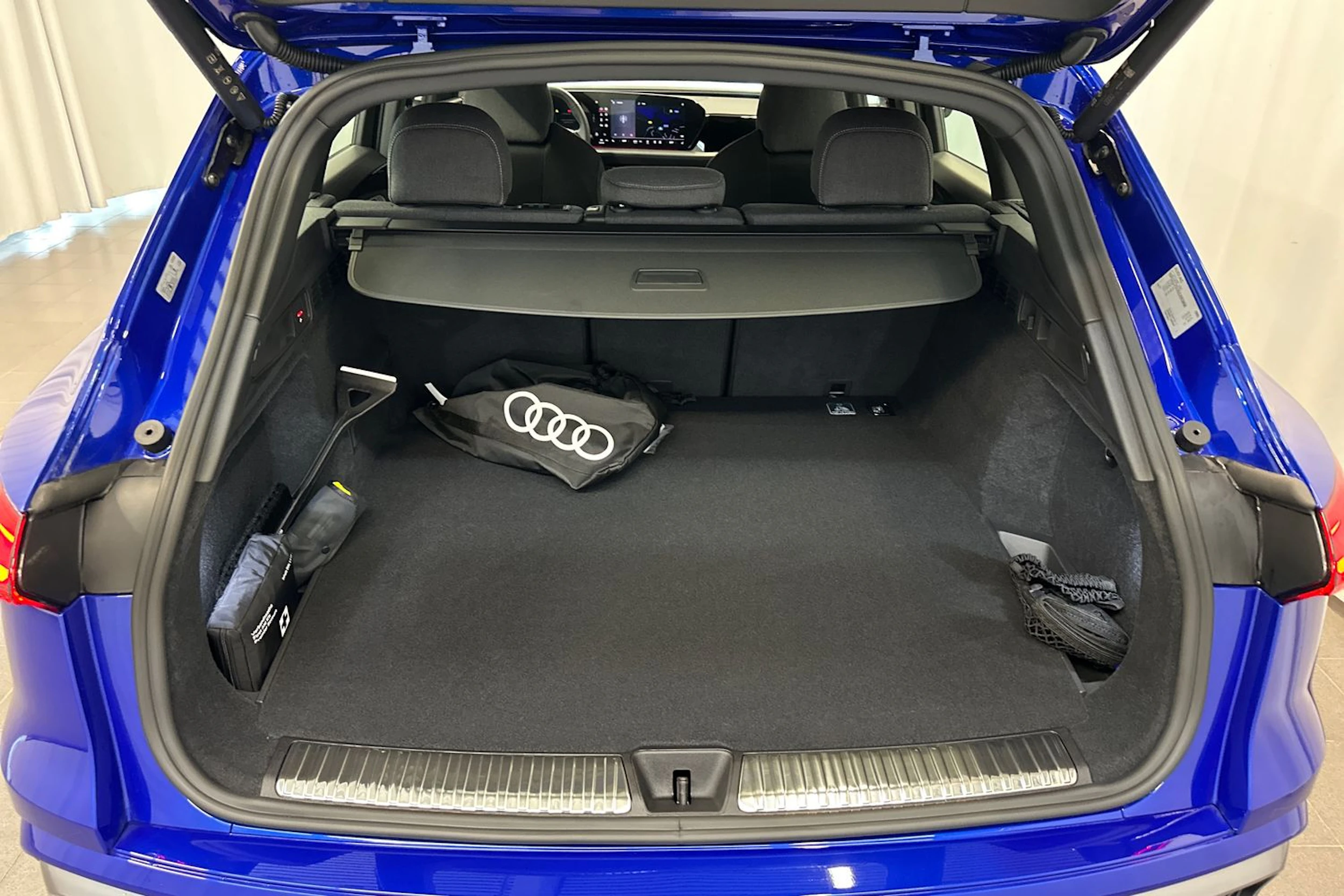 sininen Audi Q5 2026 kuva 19.