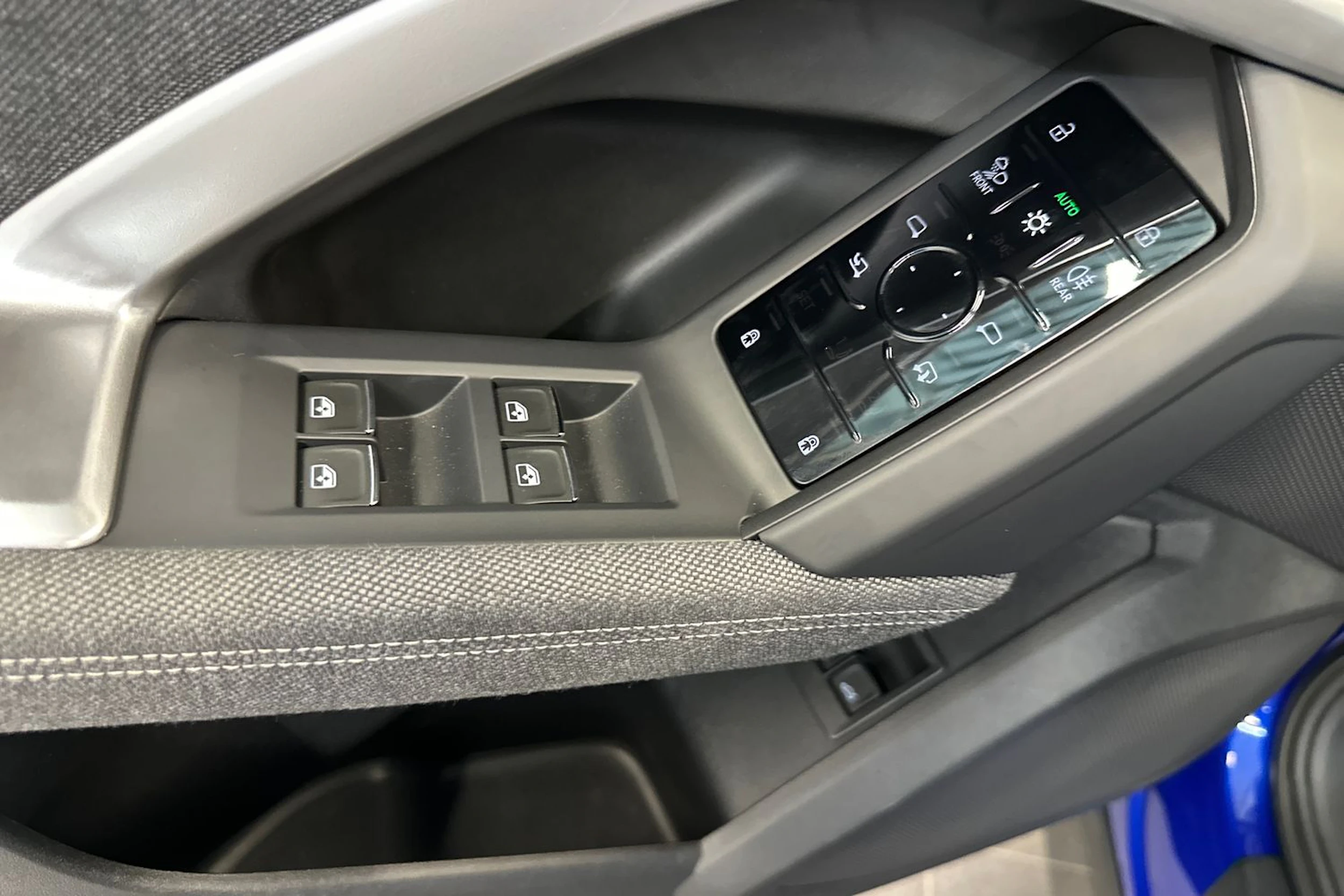 sininen Audi Q5 2026 kuva 23.