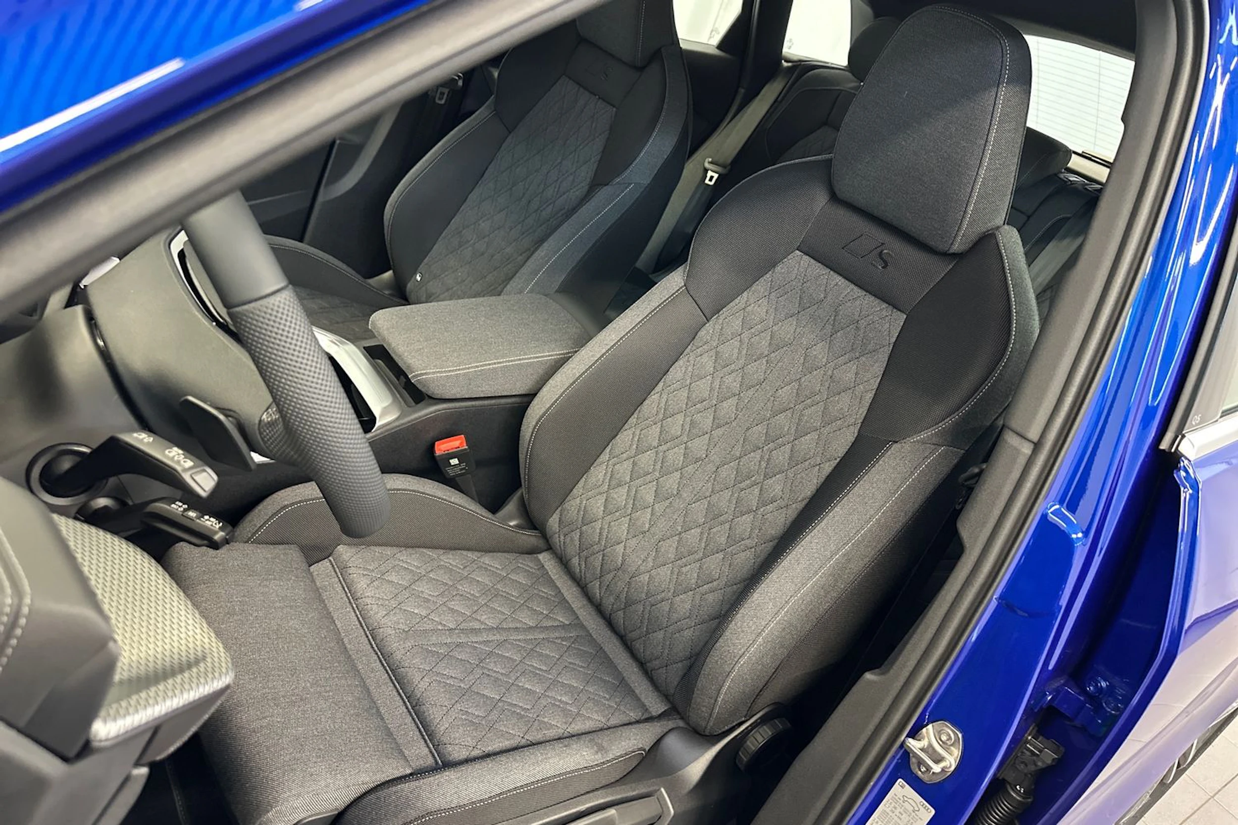 sininen Audi Q5 2026 kuva 26.