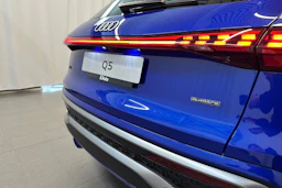 sininen Audi Q5 2026 kuva 38.