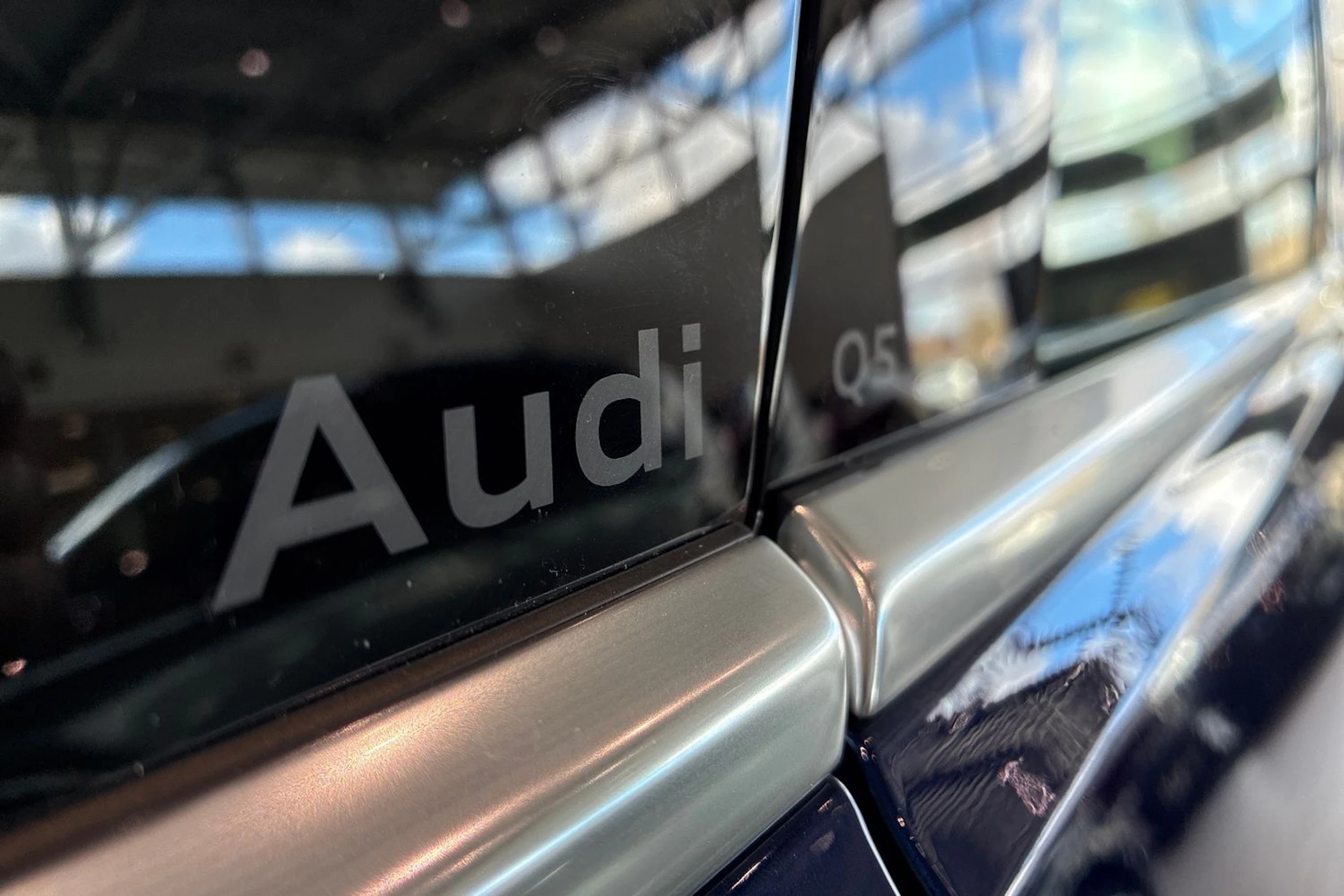 sininen Audi Q5 2026 kuva 11.