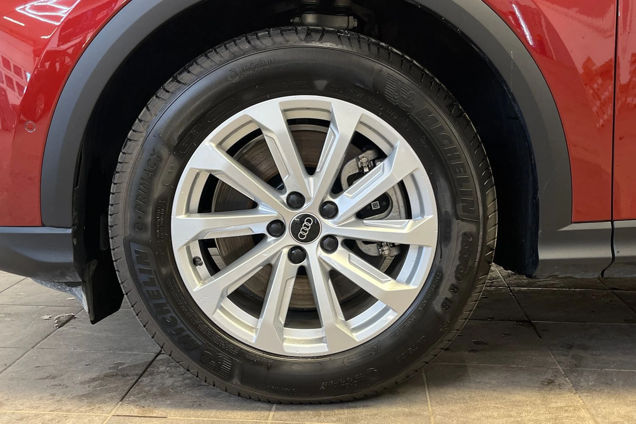 met. punainen Audi Q5 2026 kuva 10.