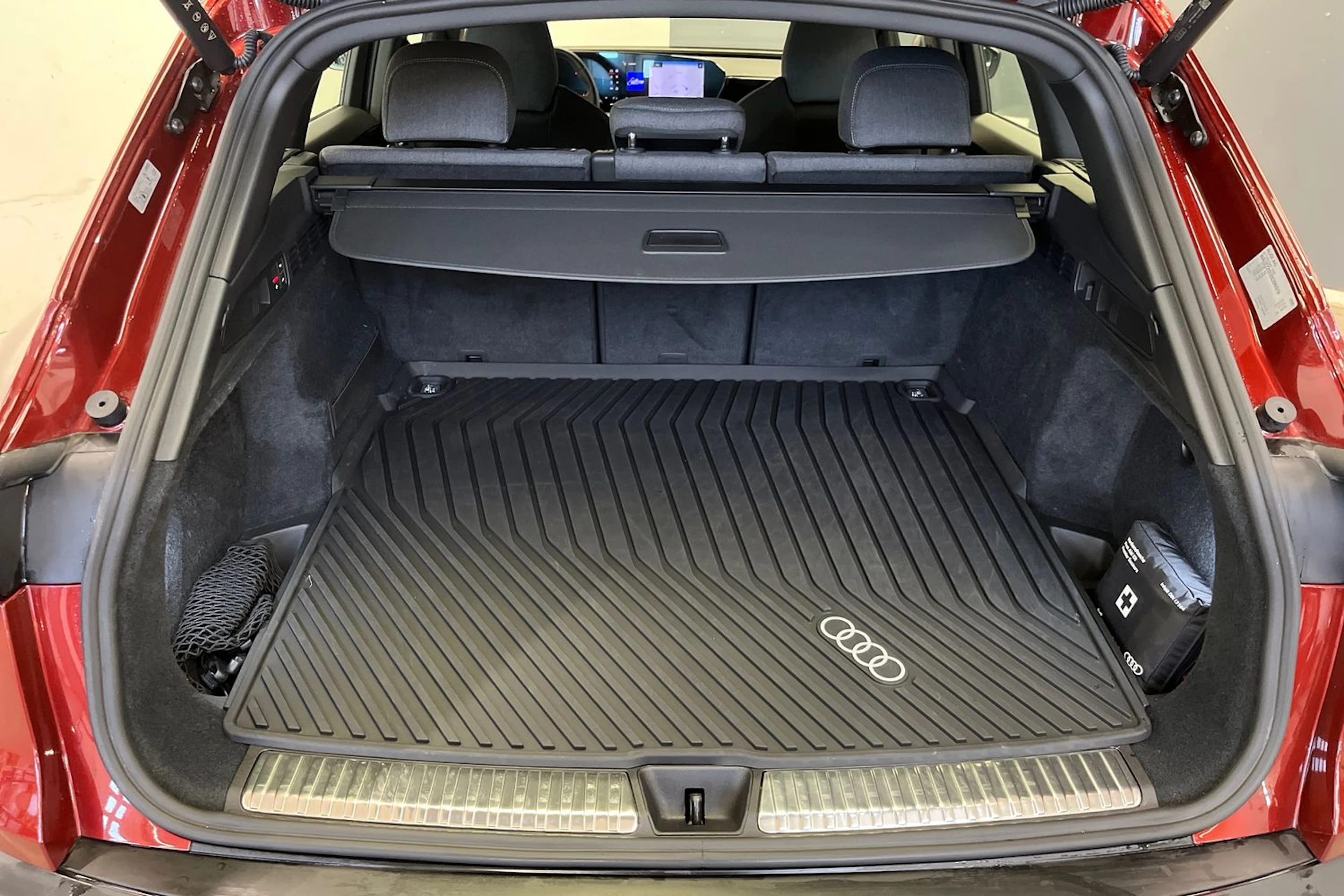 met. punainen Audi Q5 2026 kuva 11.