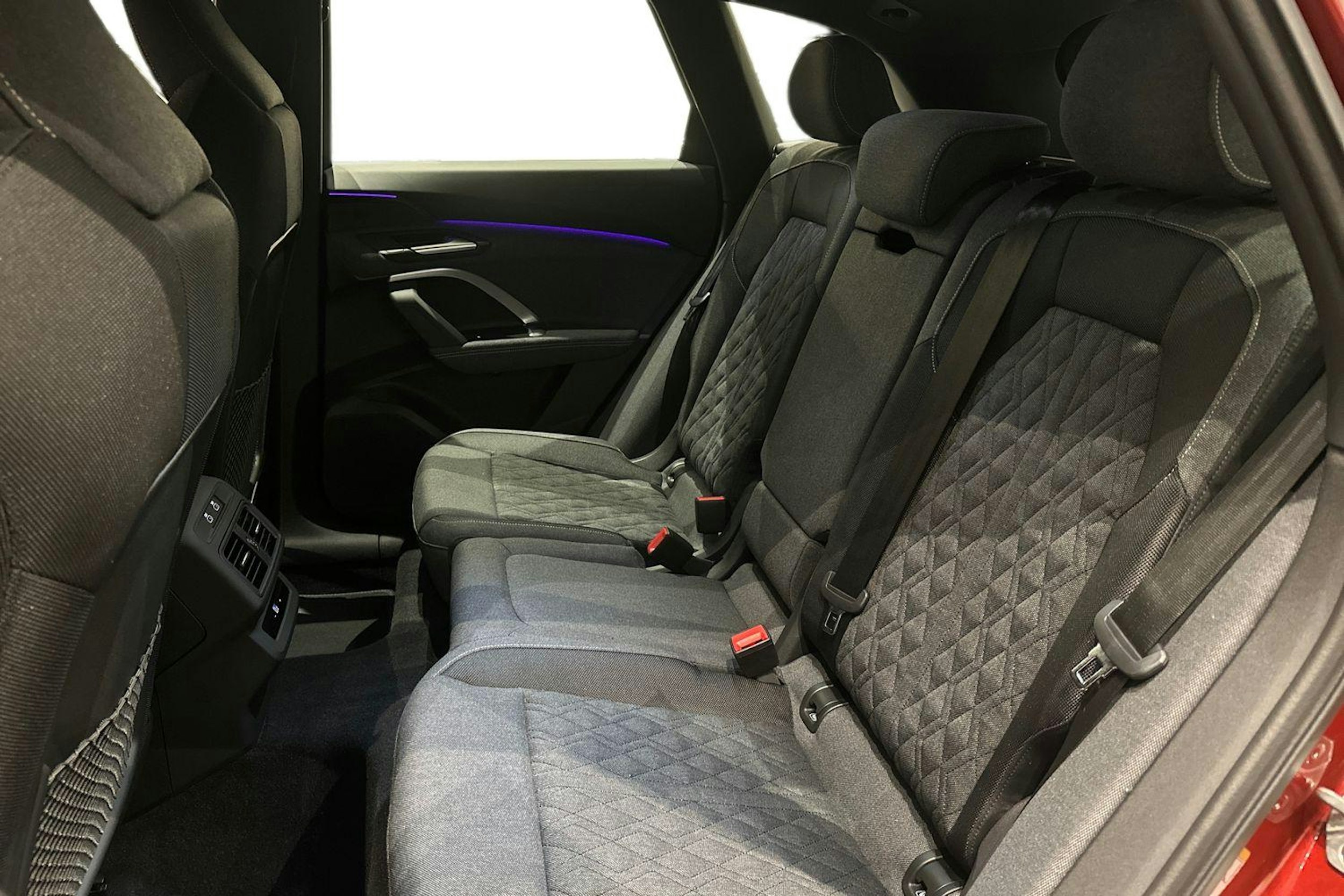 punainen Audi Q5 2026 kuva 8.