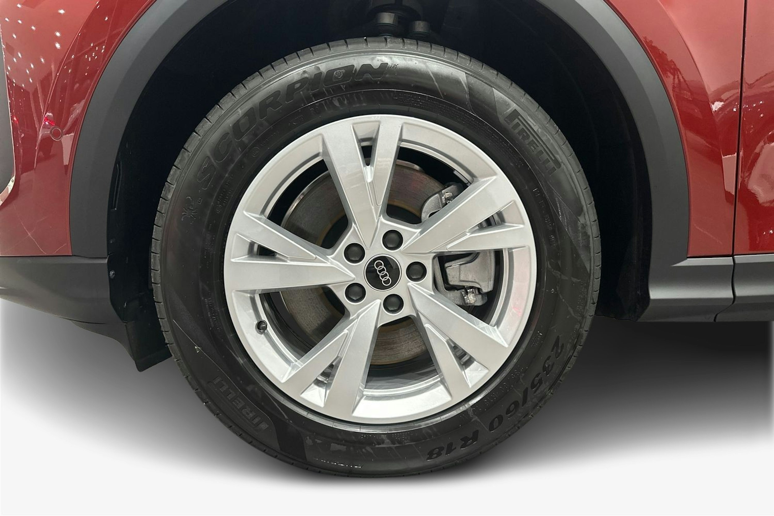 punainen Audi Q5 2026 kuva 9.