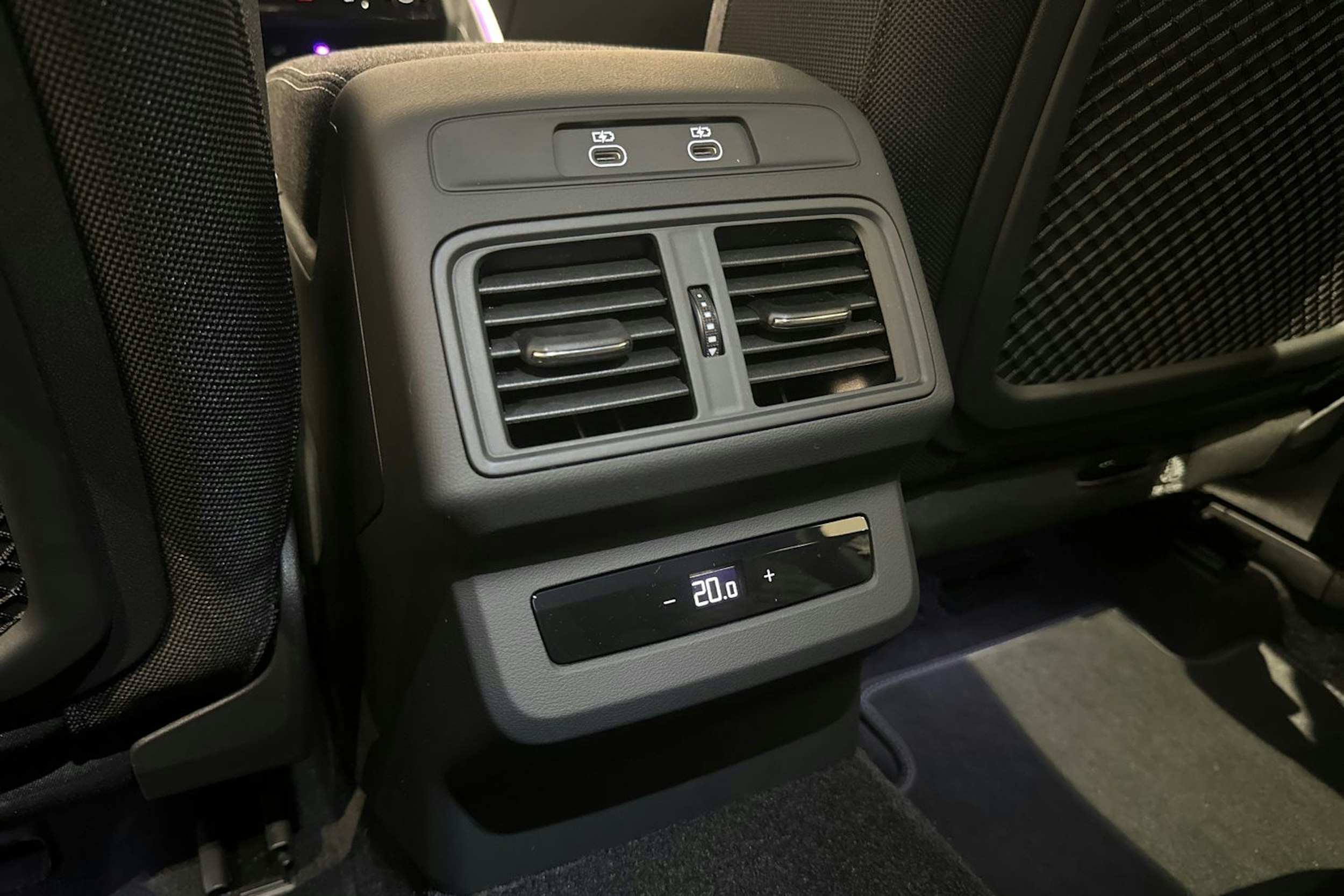 punainen Audi Q5 2026 kuva 11.