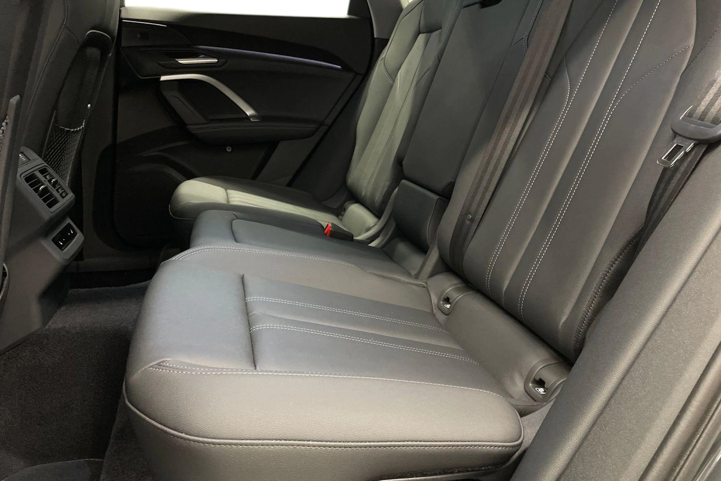 met. harmaa Audi Q5 2026 kuva 8.