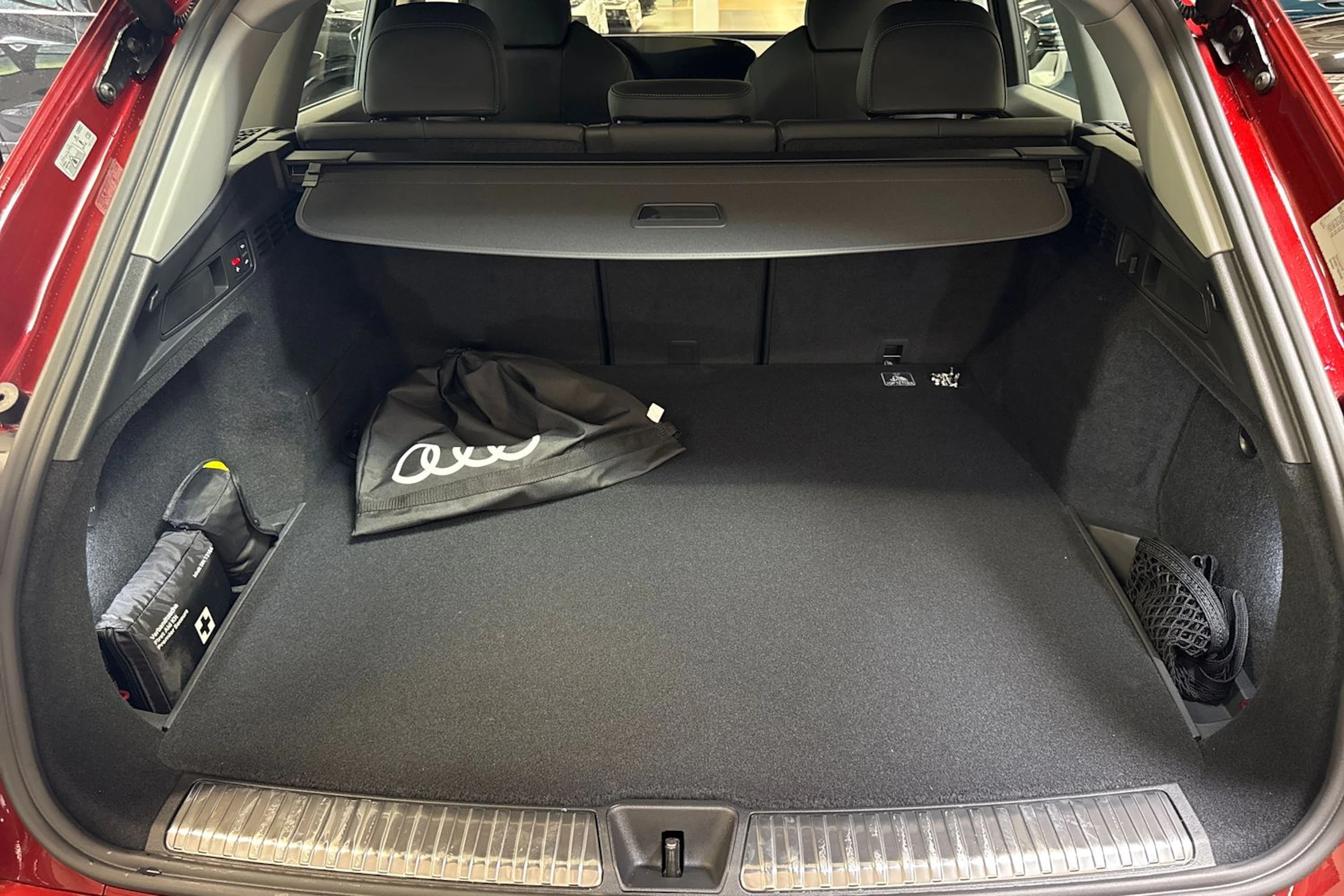 met. punainen Audi Q5 2026 kuva 11.