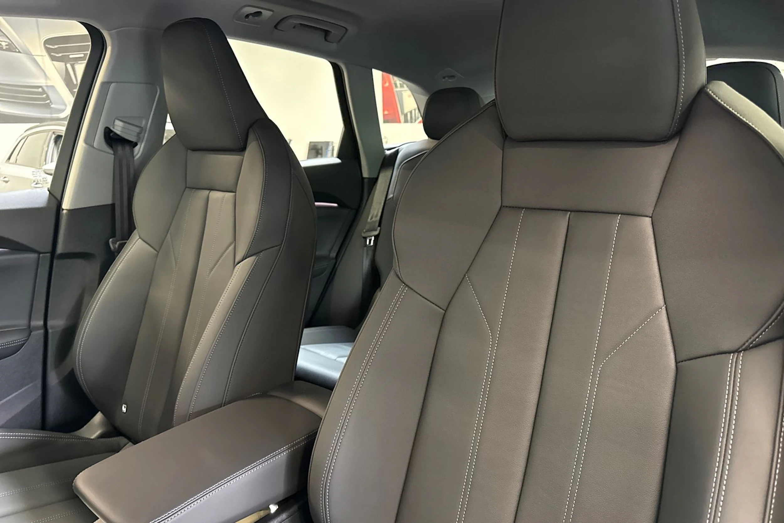 met. punainen Audi Q5 2026 kuva 13.
