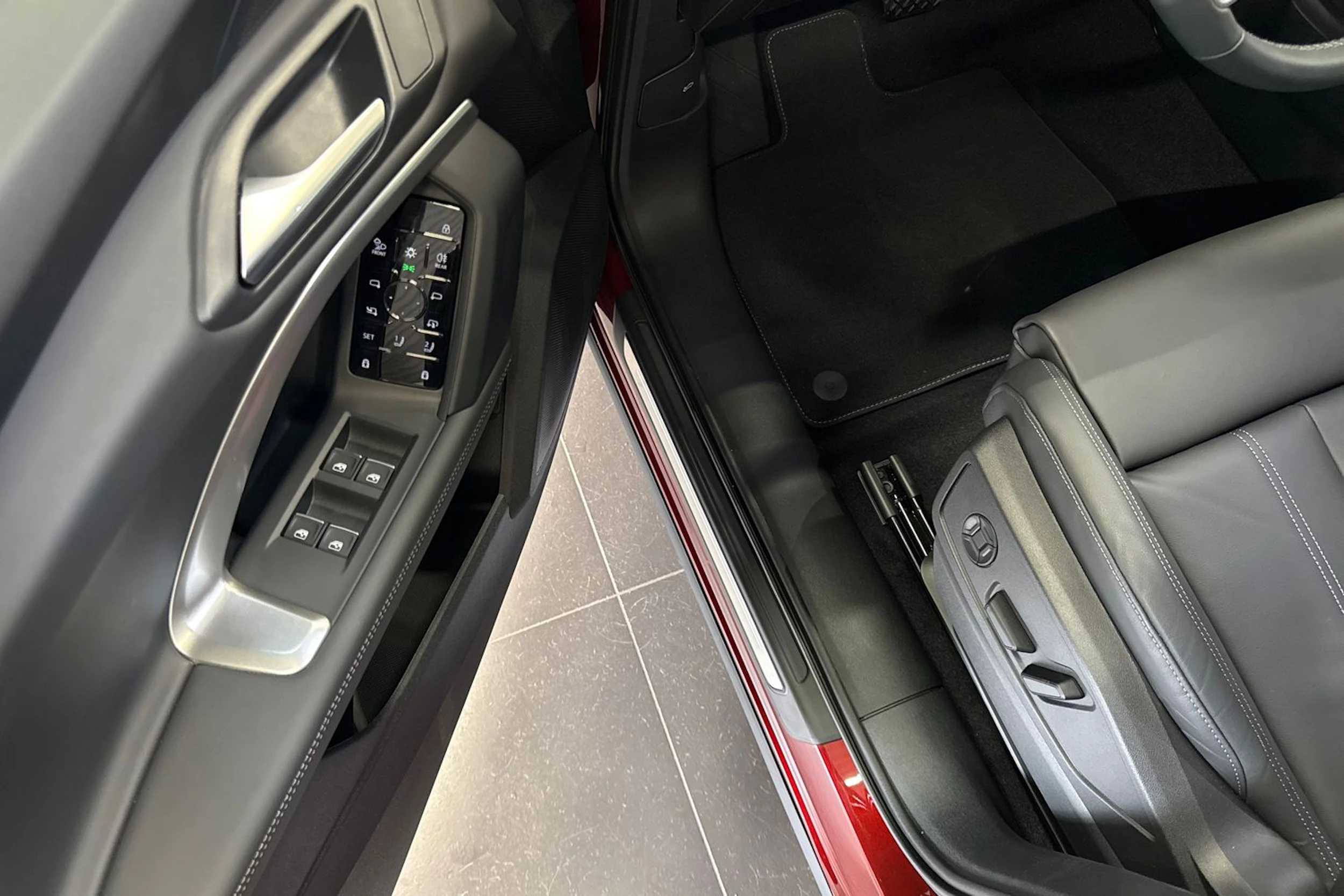 met. punainen Audi Q5 2026 kuva 14.