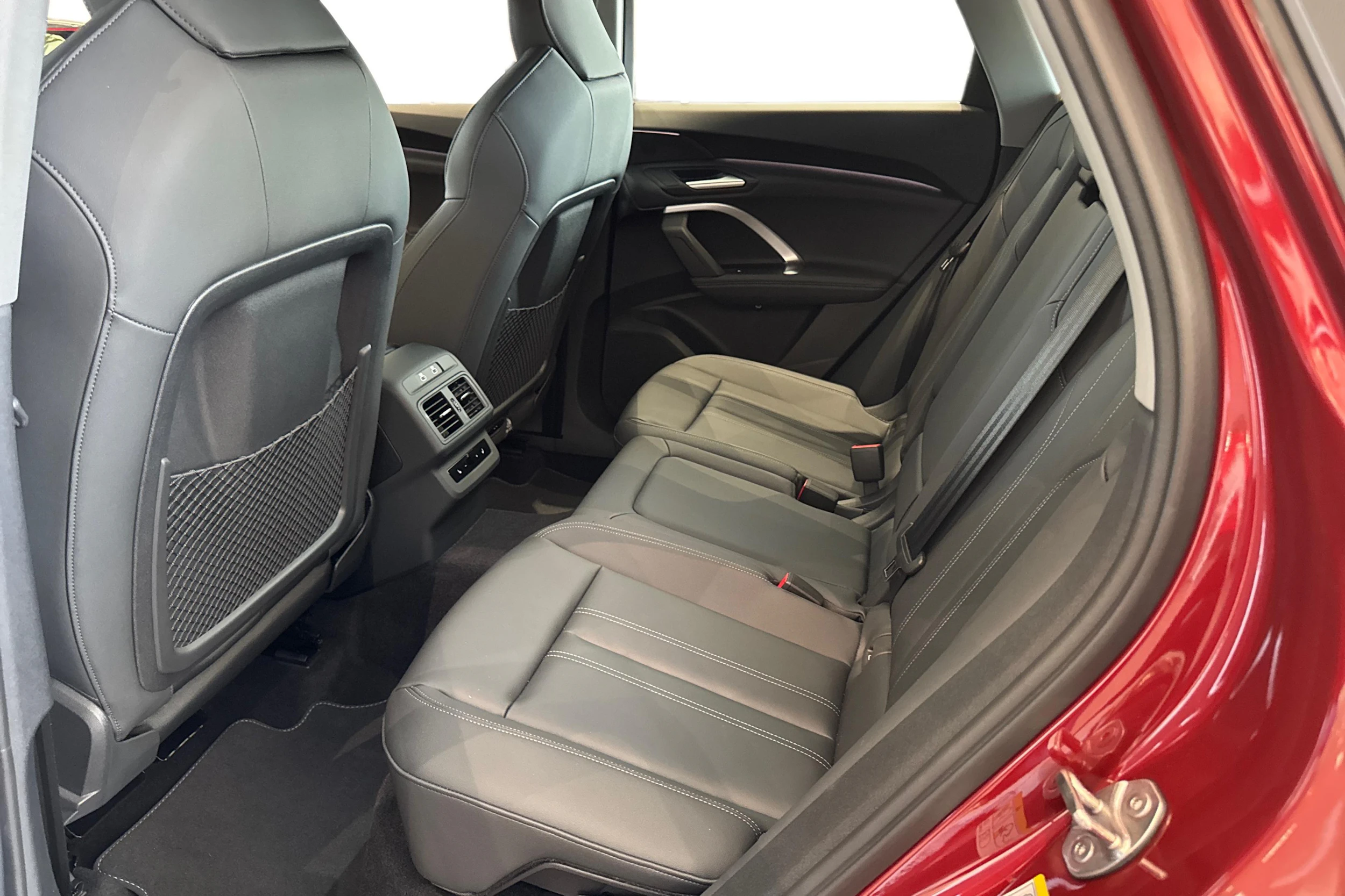 punainen Audi Q5 2026 kuva 8.