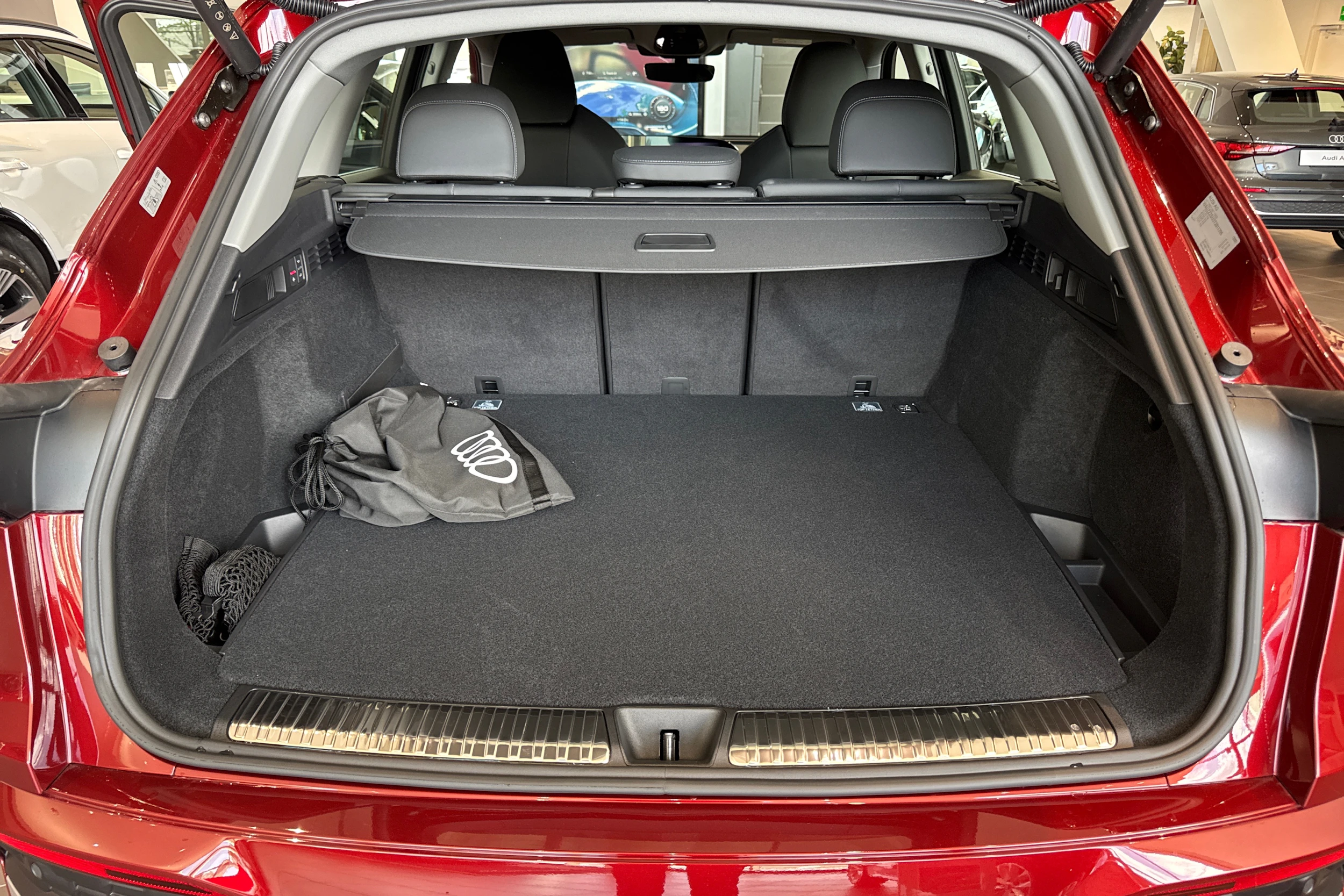 punainen Audi Q5 2026 kuva 11.