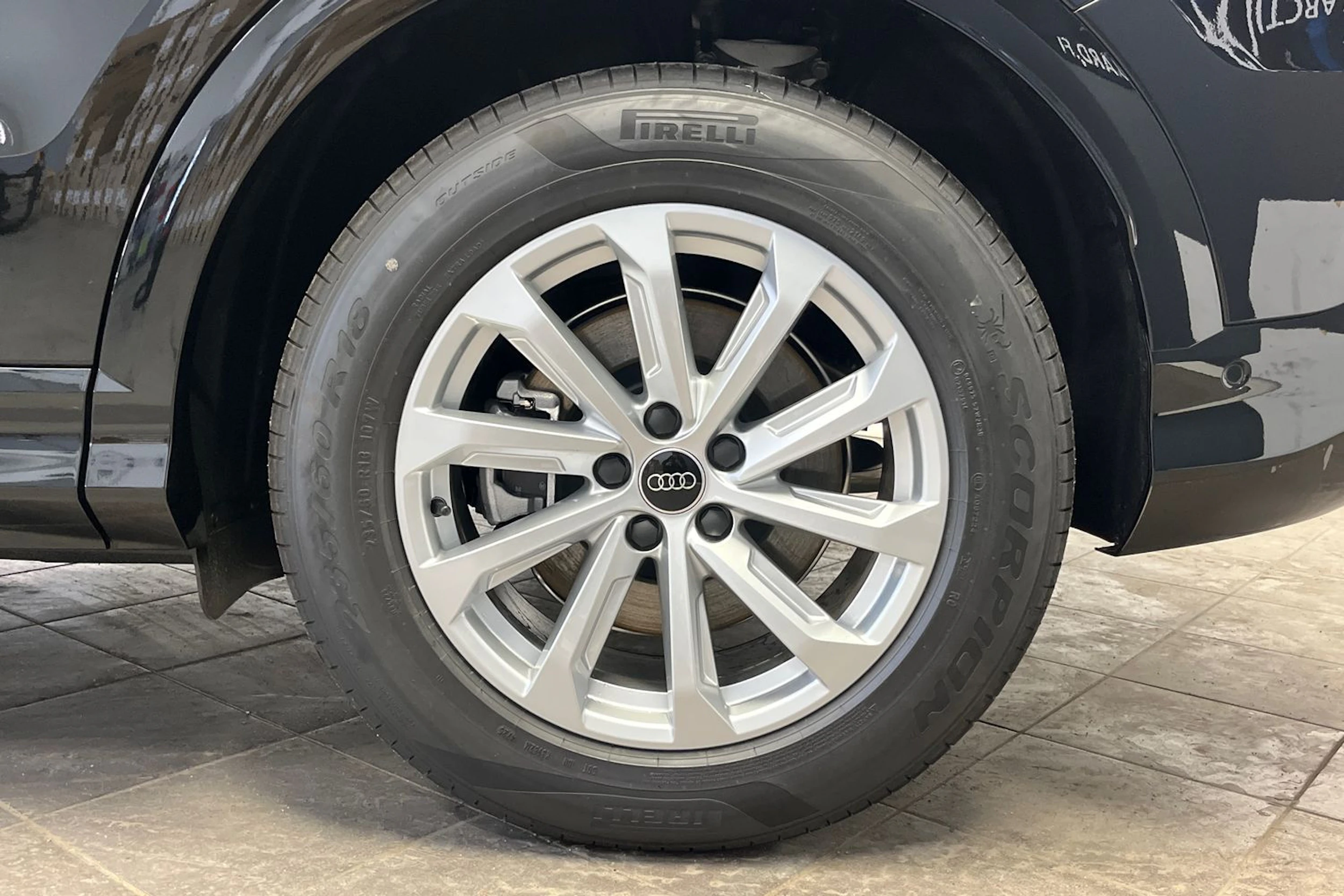 met. musta Audi Q5 2026 kuva 10.