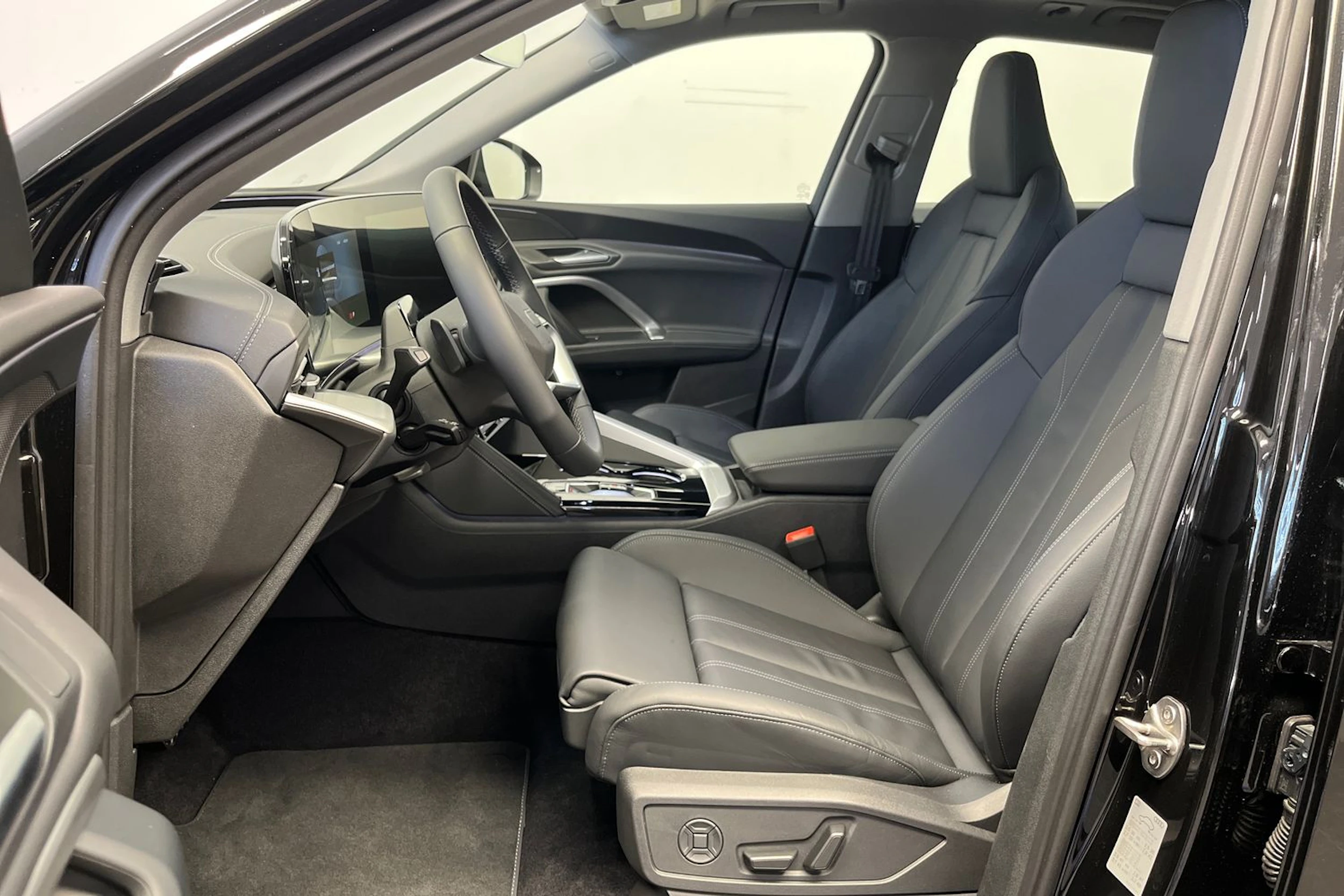 met. musta Audi Q5 2026 kuva 18.