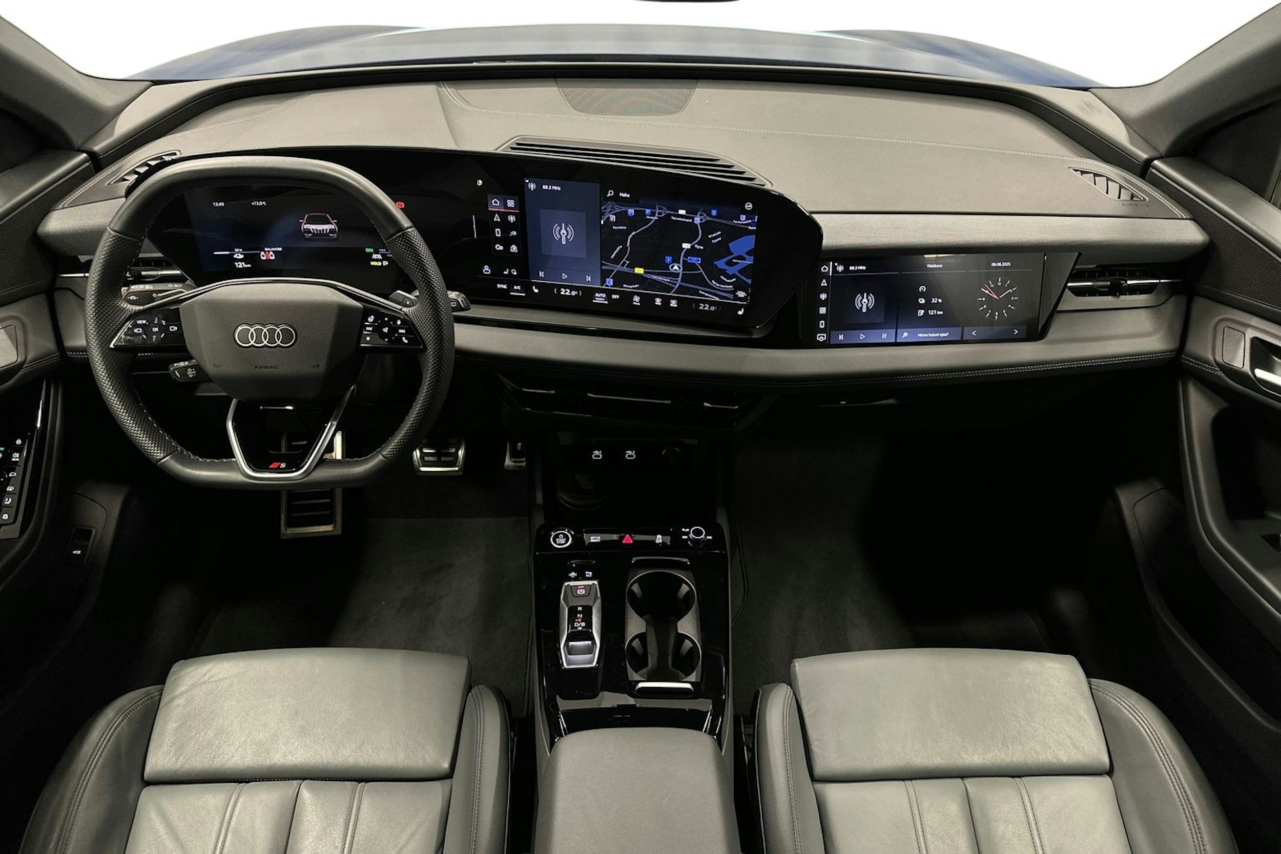 sininen Audi Q6 e-tron 2024 kuva 9.