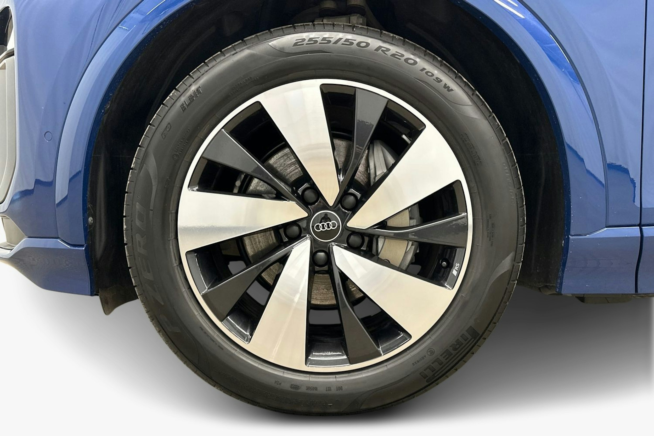 sininen Audi Q6 e-tron 2024 kuva 11.