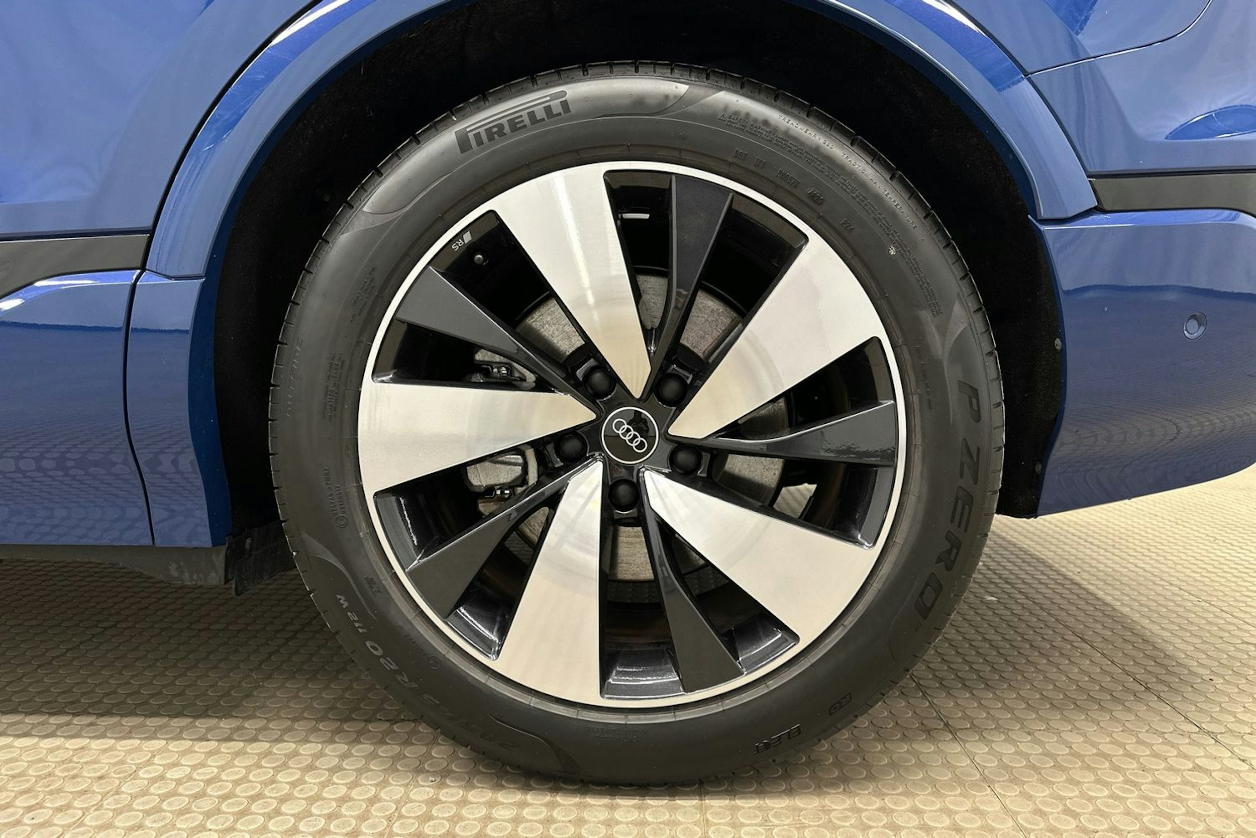 sininen Audi Q6 e-tron 2024 kuva 12.
