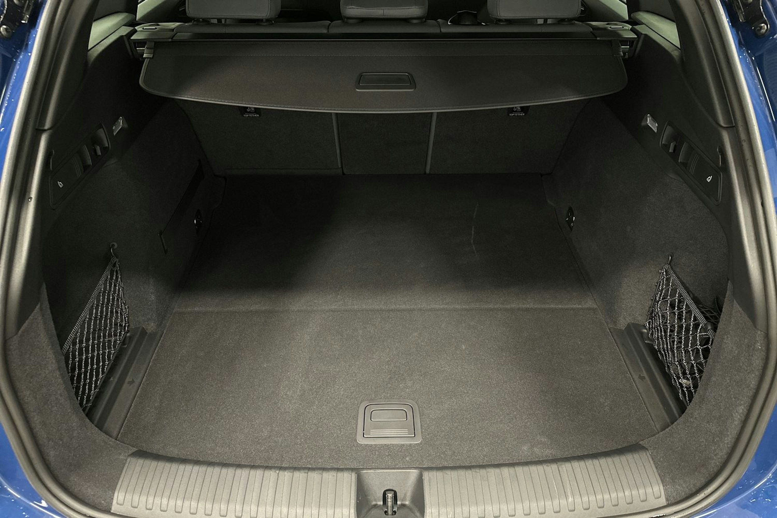 sininen Audi Q6 e-tron 2024 kuva 13.