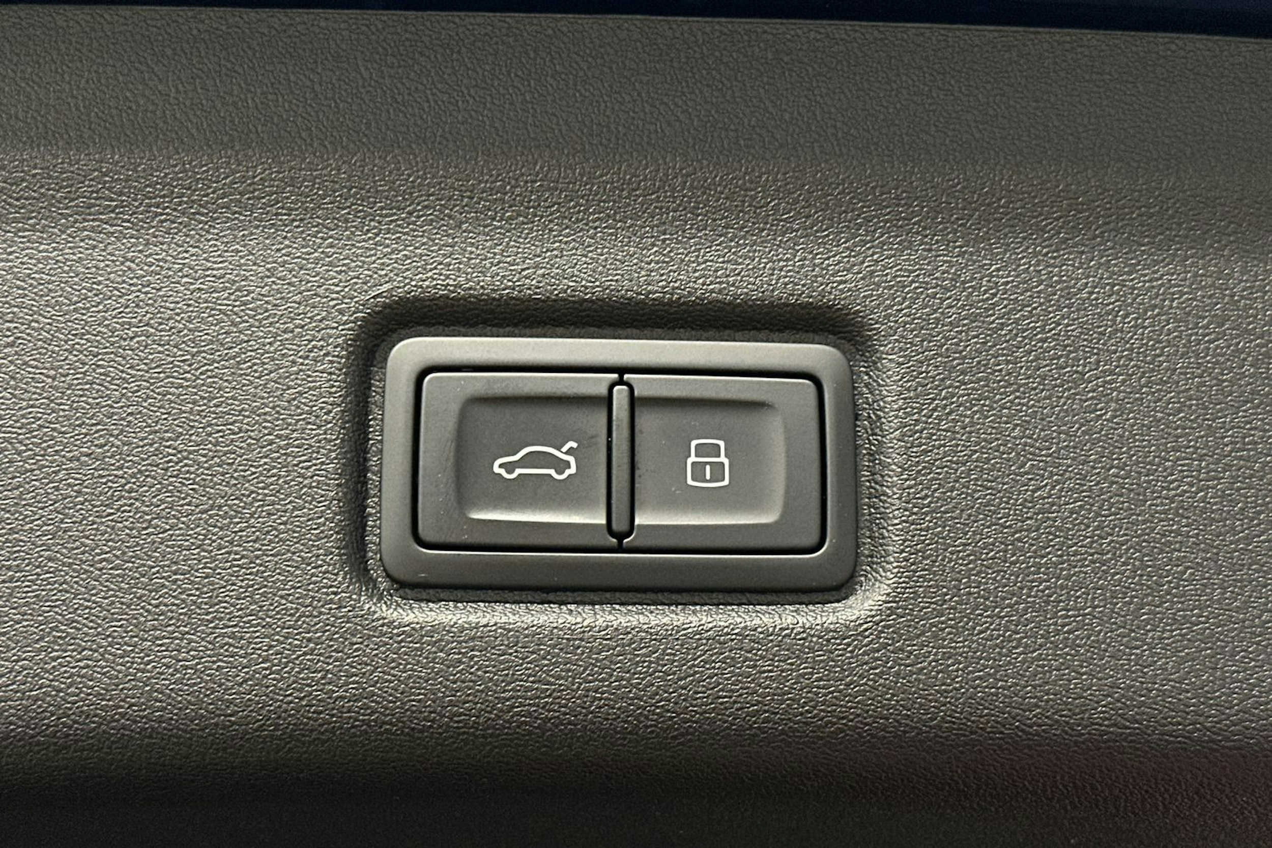 sininen Audi Q6 e-tron 2024 kuva 14.