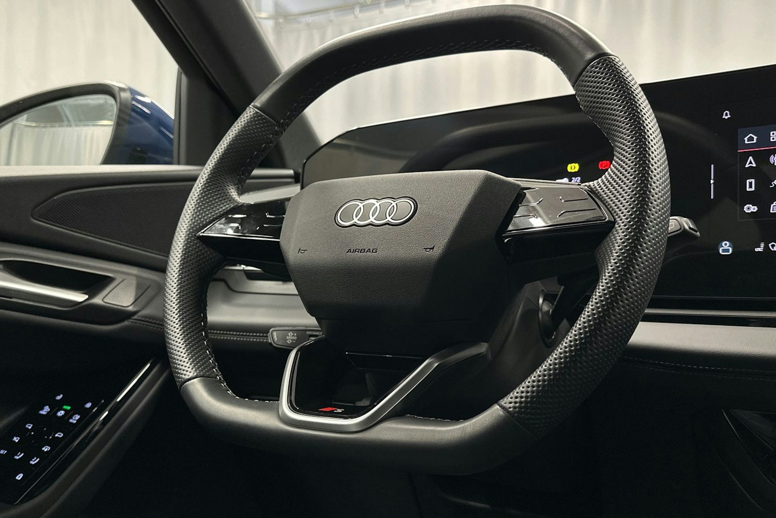 sininen Audi Q6 e-tron 2024 kuva 15.