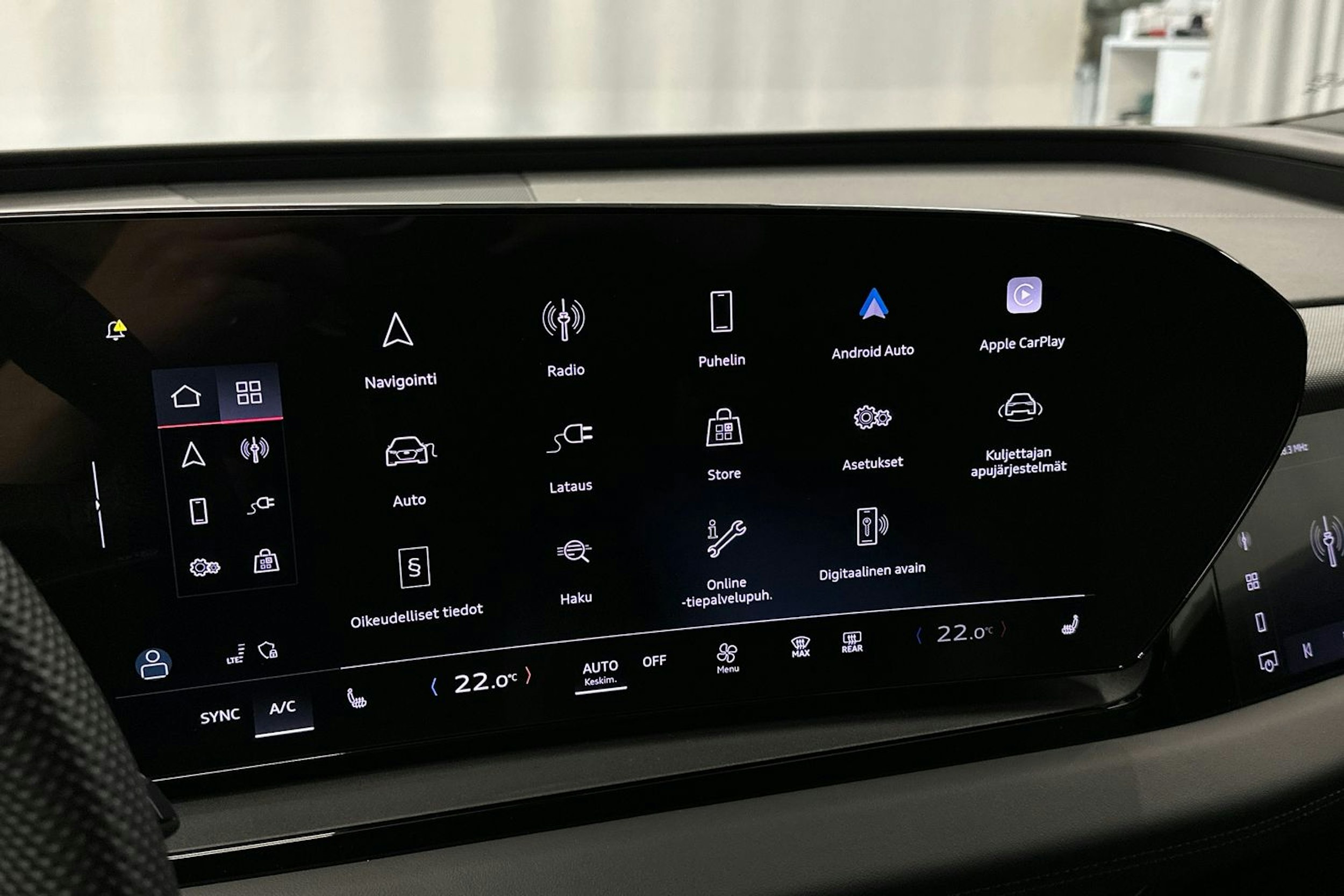 sininen Audi Q6 e-tron 2024 kuva 22.