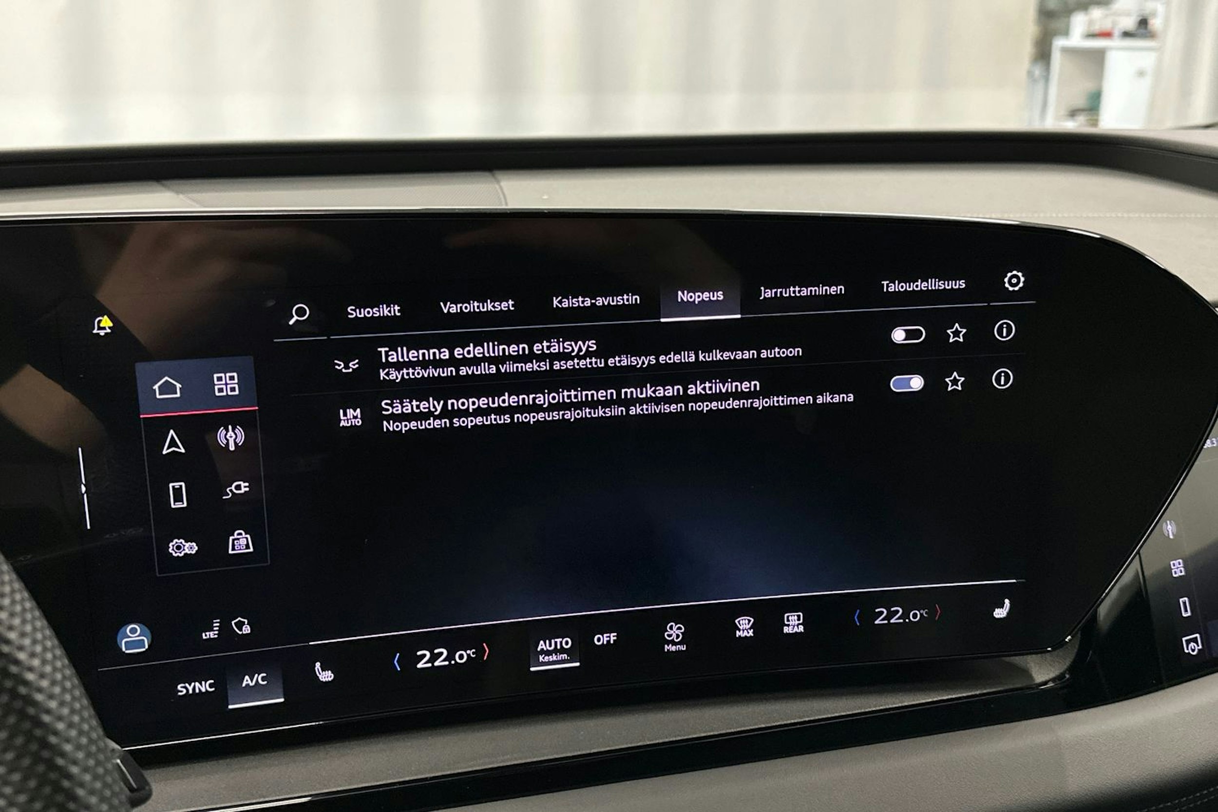 sininen Audi Q6 e-tron 2024 kuva 26.