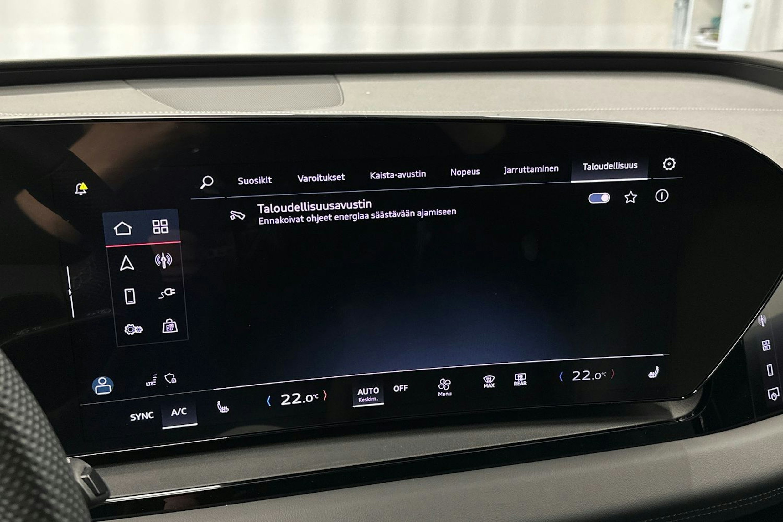sininen Audi Q6 e-tron 2024 kuva 28.
