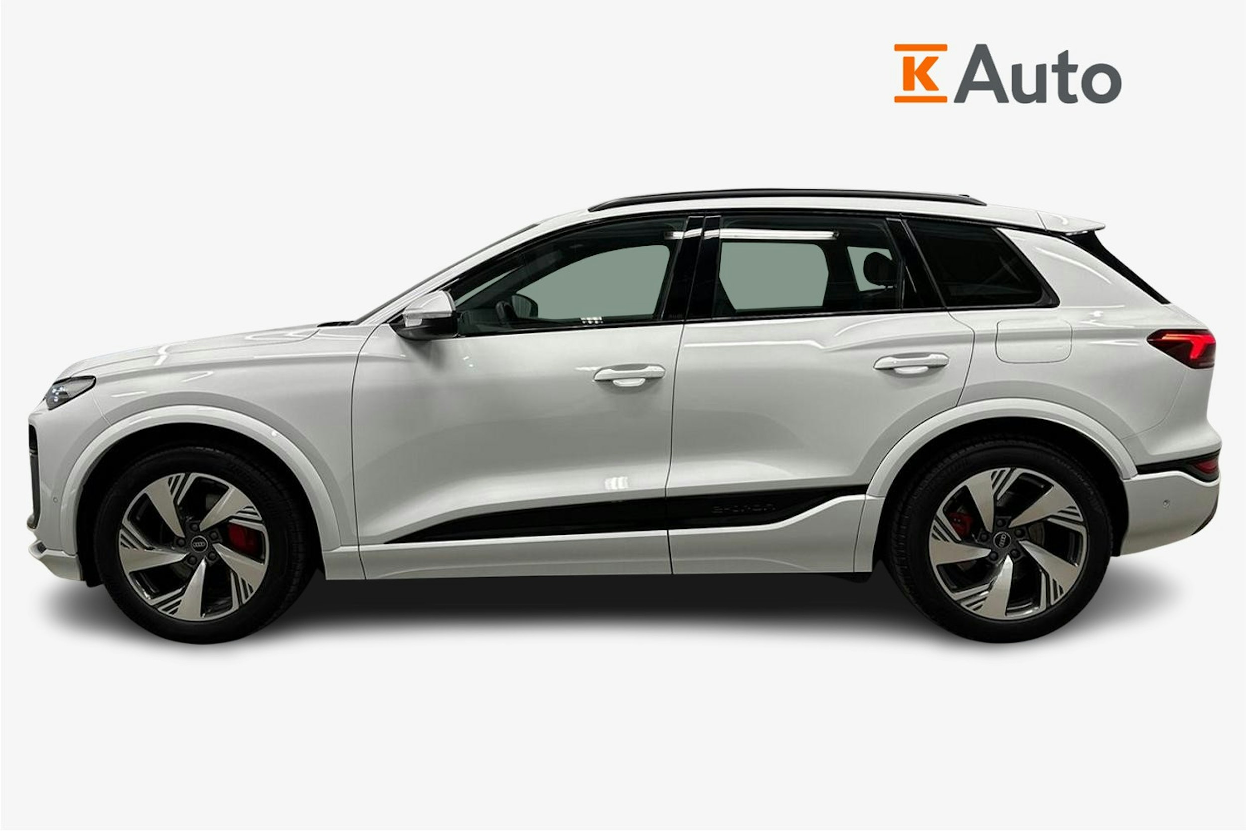 valkoinen Audi Q6 e-tron 2024 kuva 6.