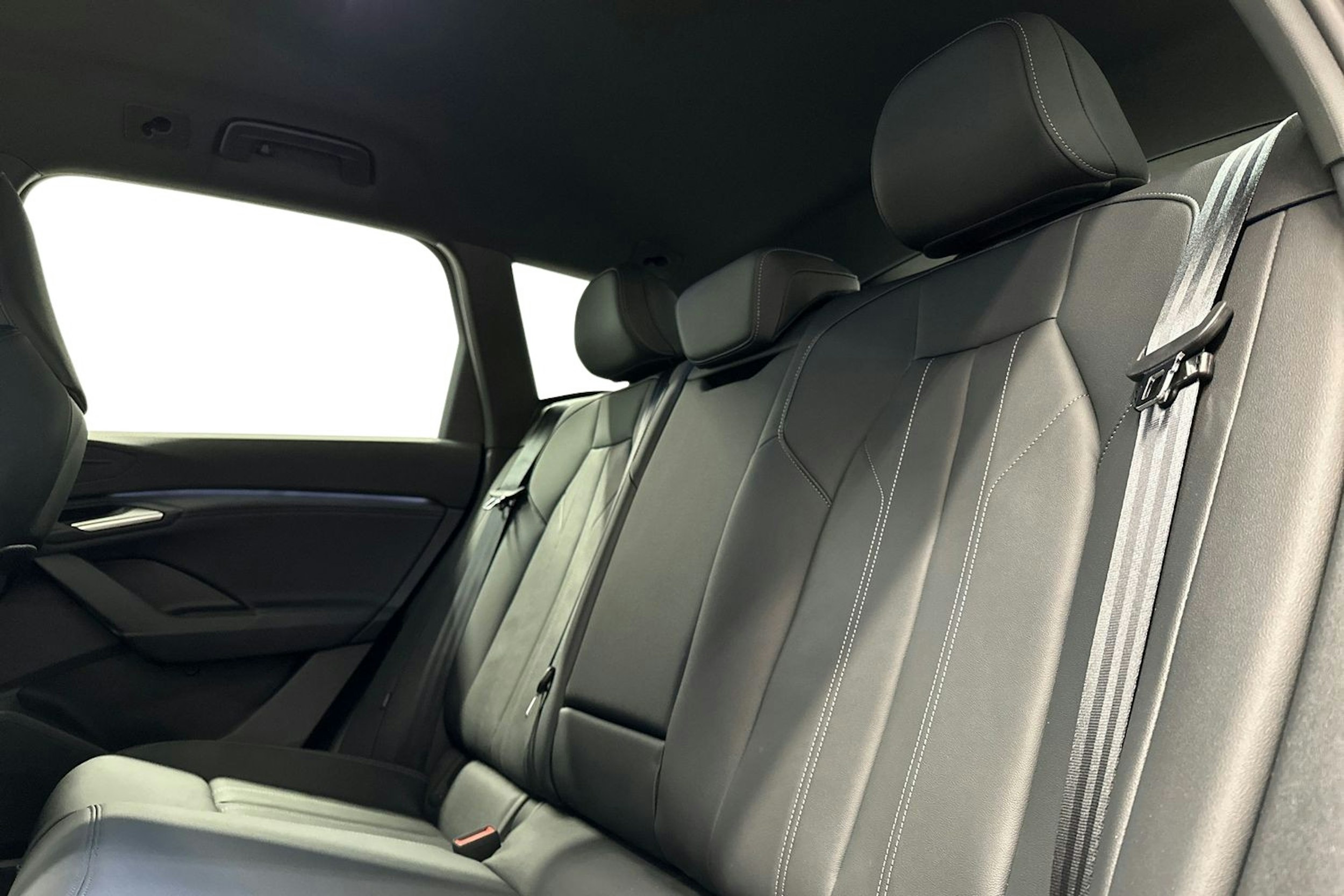 valkoinen Audi Q6 e-tron 2024 kuva 10.