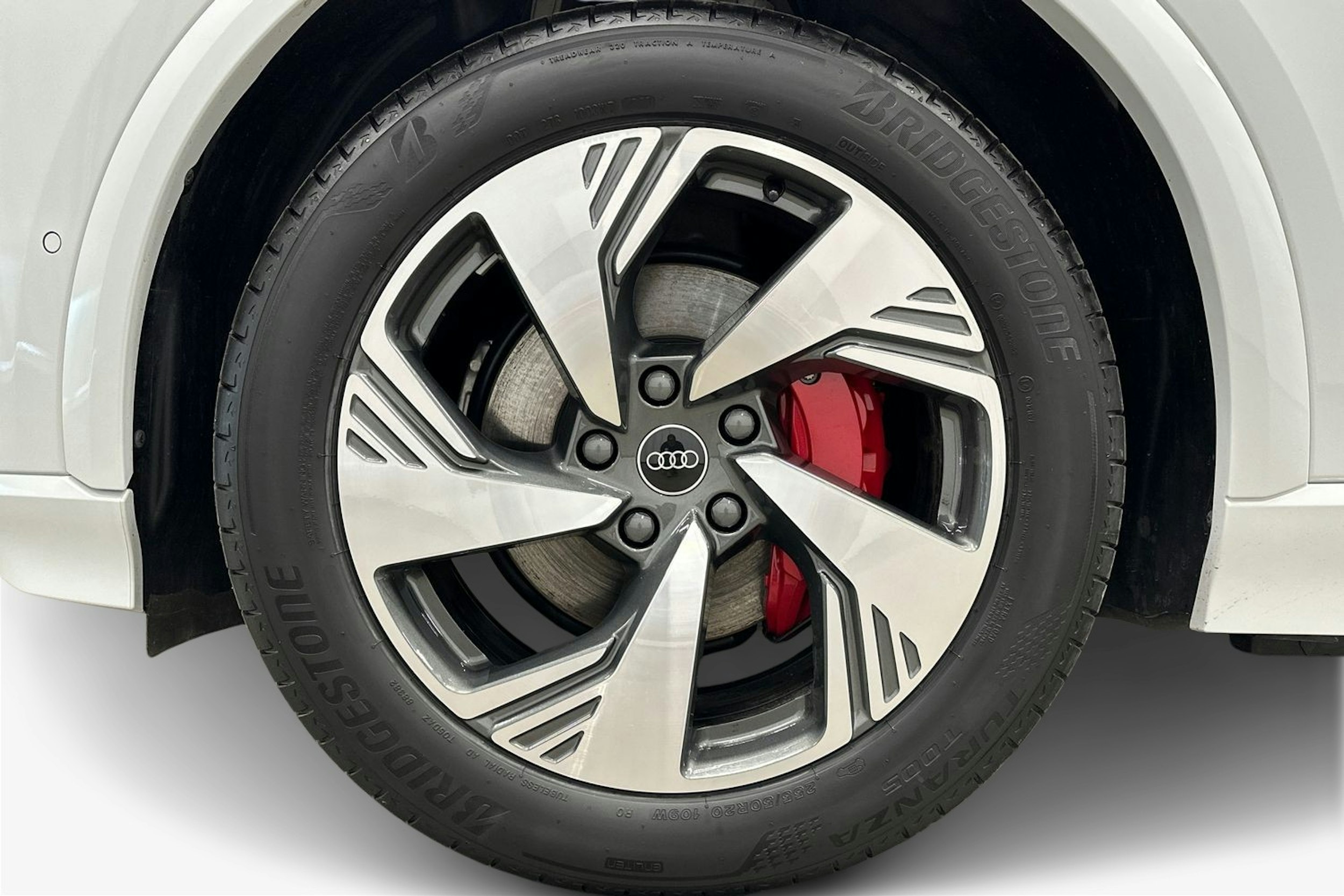 valkoinen Audi Q6 e-tron 2024 kuva 11.