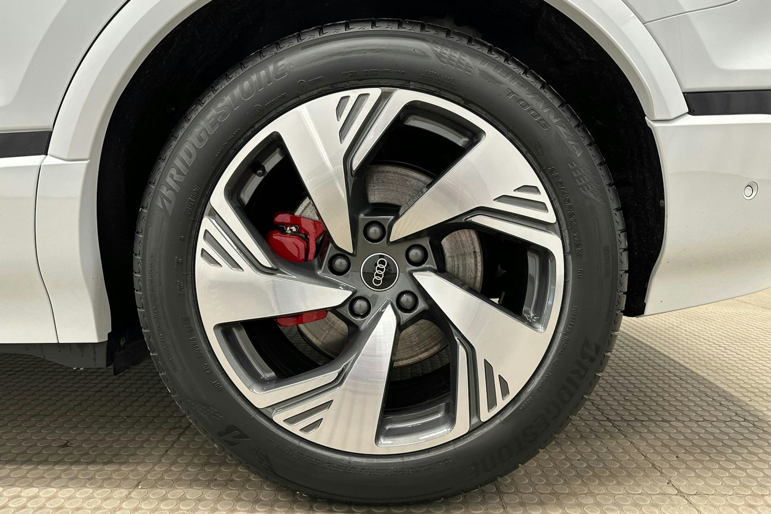 valkoinen Audi Q6 e-tron 2024 kuva 13.
