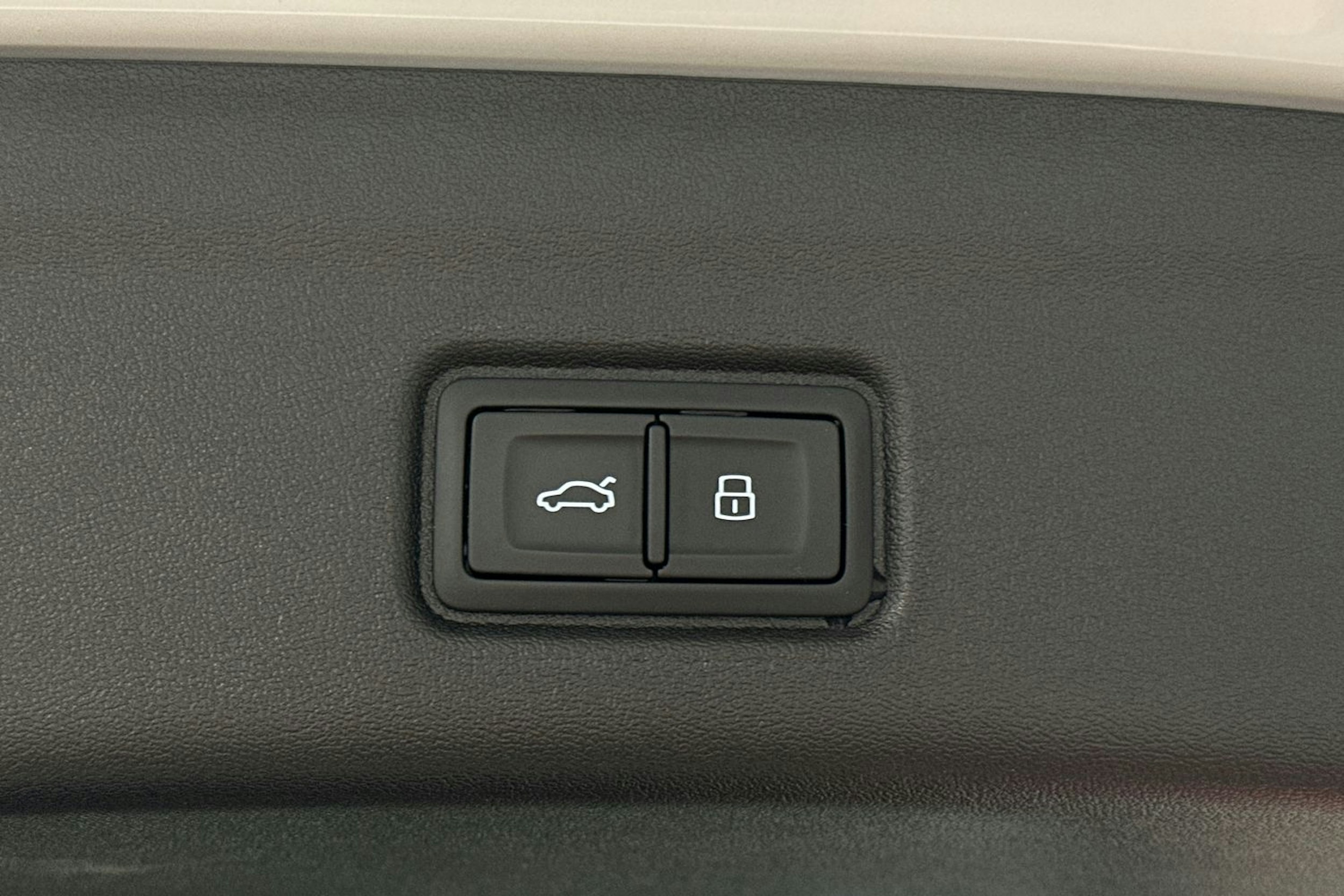 valkoinen Audi Q6 e-tron 2024 kuva 15.