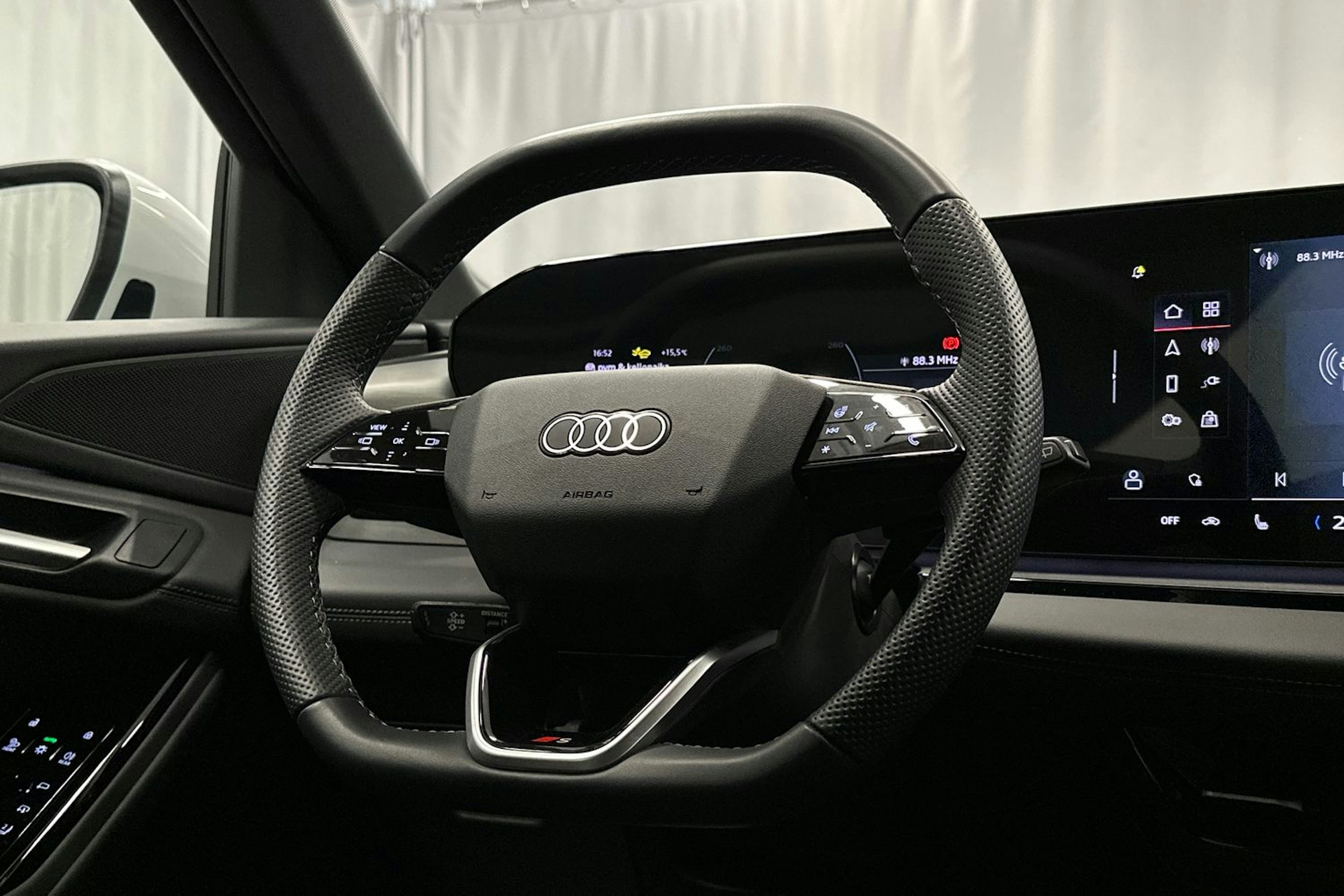 valkoinen Audi Q6 e-tron 2024 kuva 17.