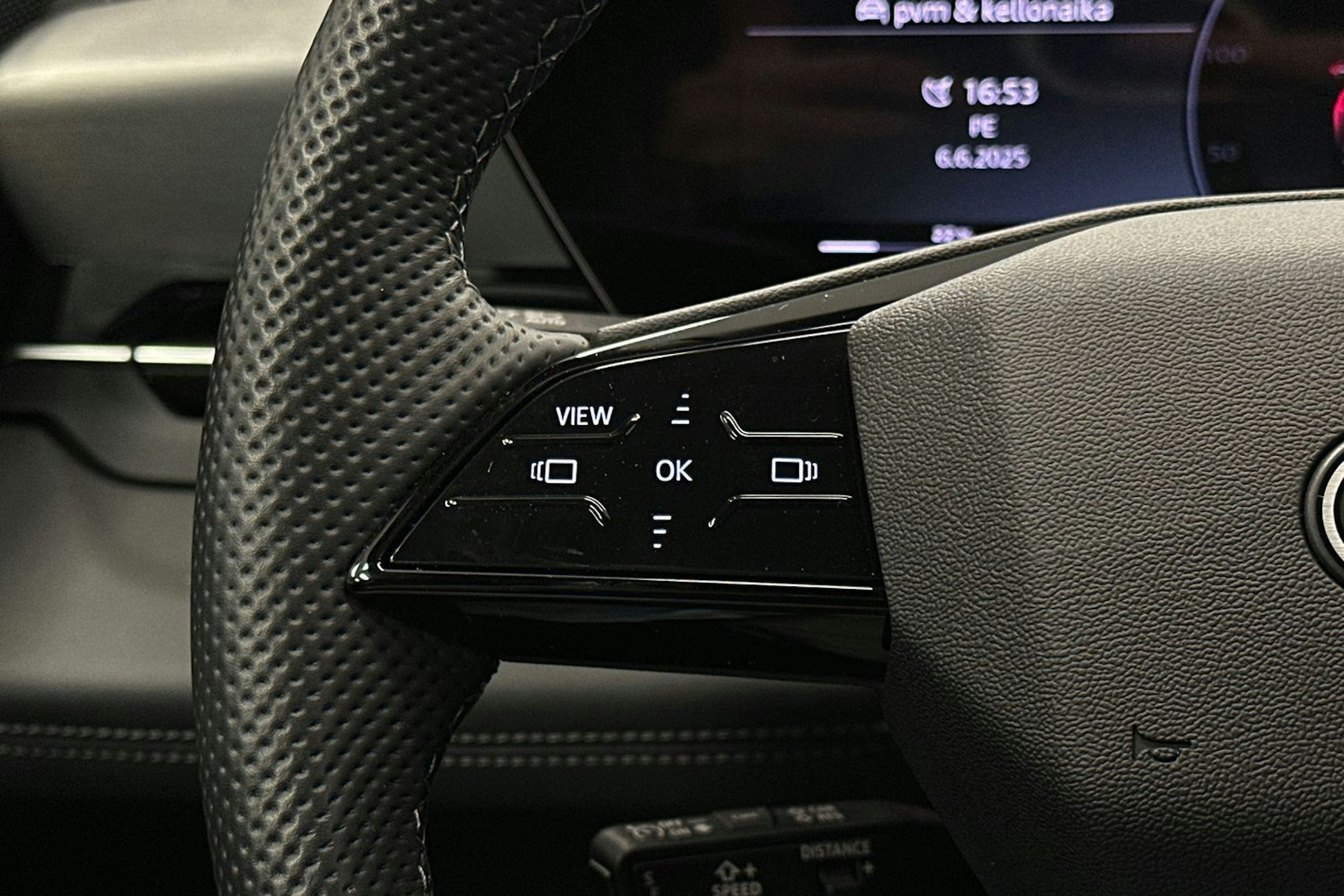 valkoinen Audi Q6 e-tron 2024 kuva 18.