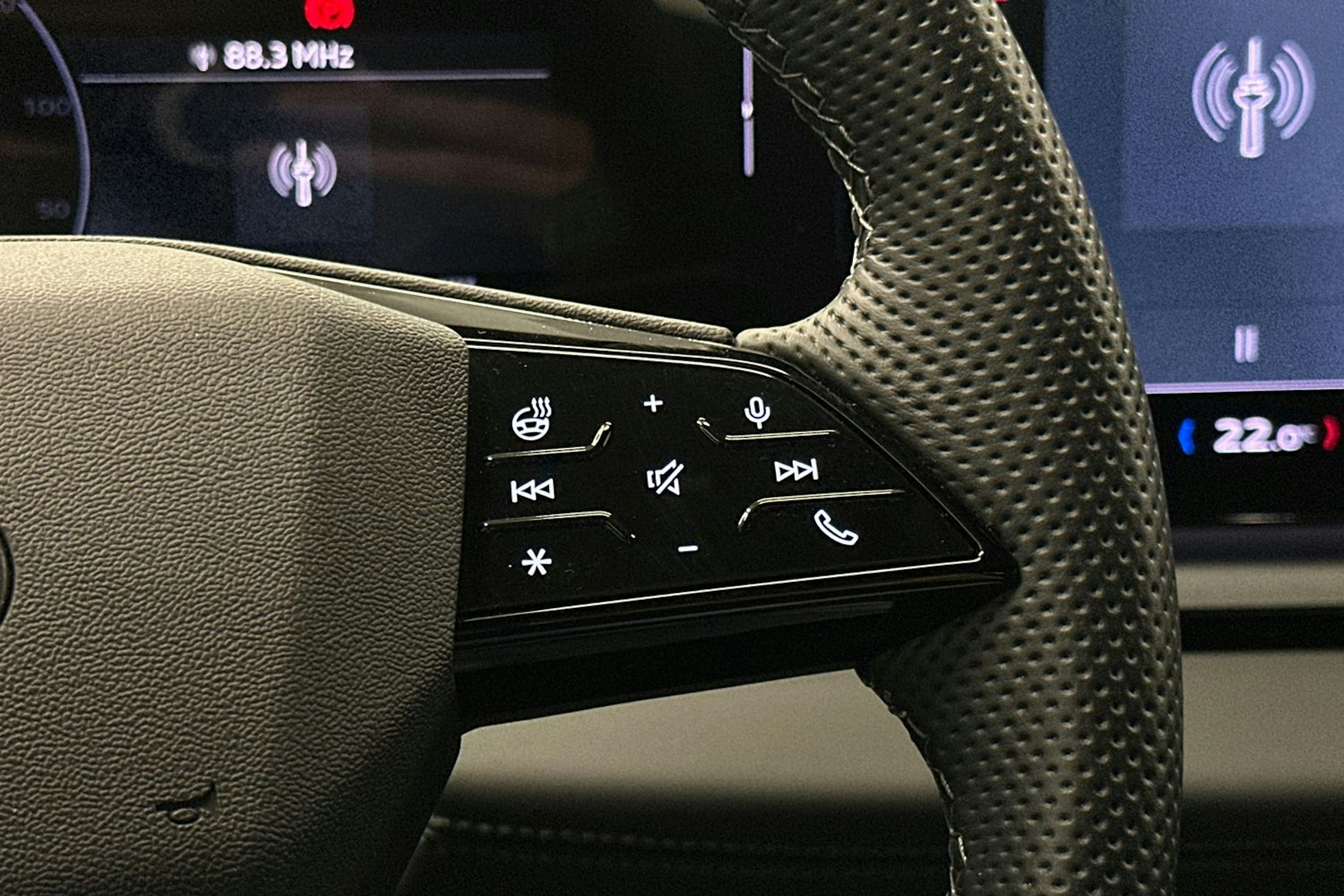 valkoinen Audi Q6 e-tron 2024 kuva 19.