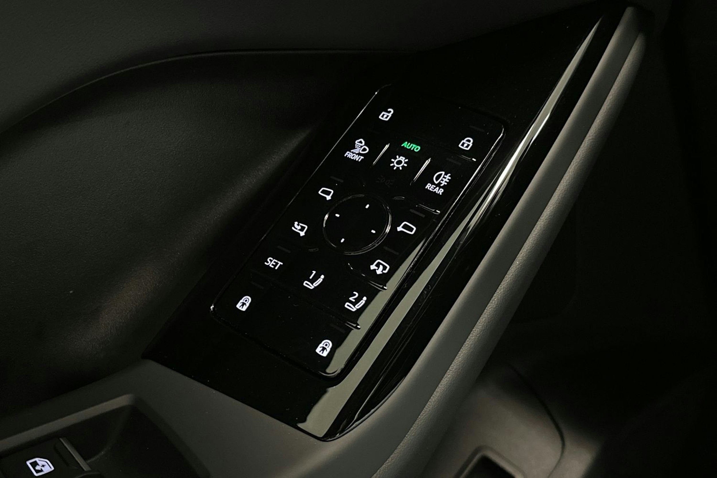 valkoinen Audi Q6 e-tron 2024 kuva 21.