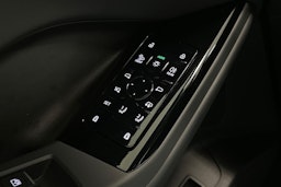 valkoinen Audi Q6 e-tron 2024 kuva 21.