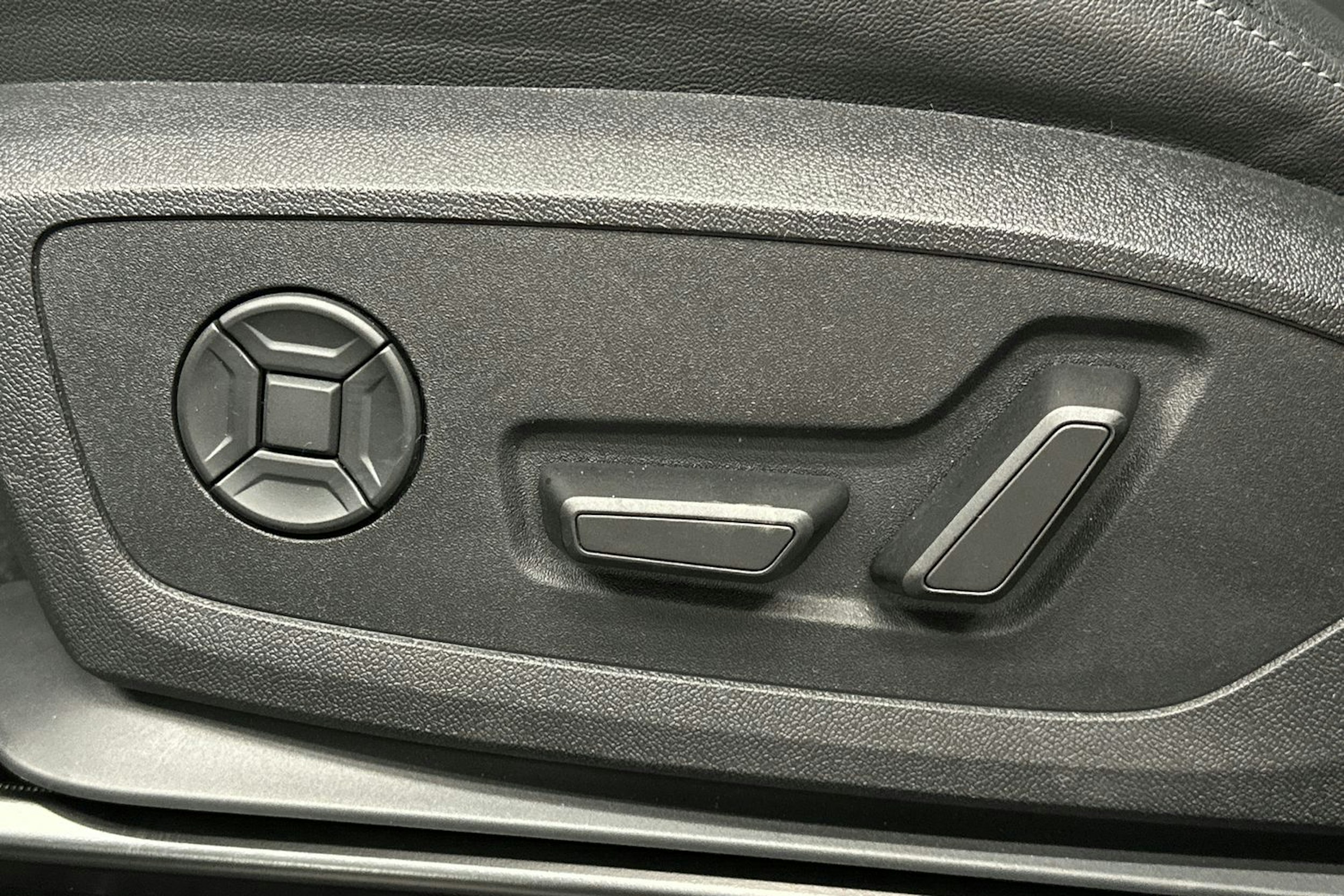 valkoinen Audi Q6 e-tron 2024 kuva 22.
