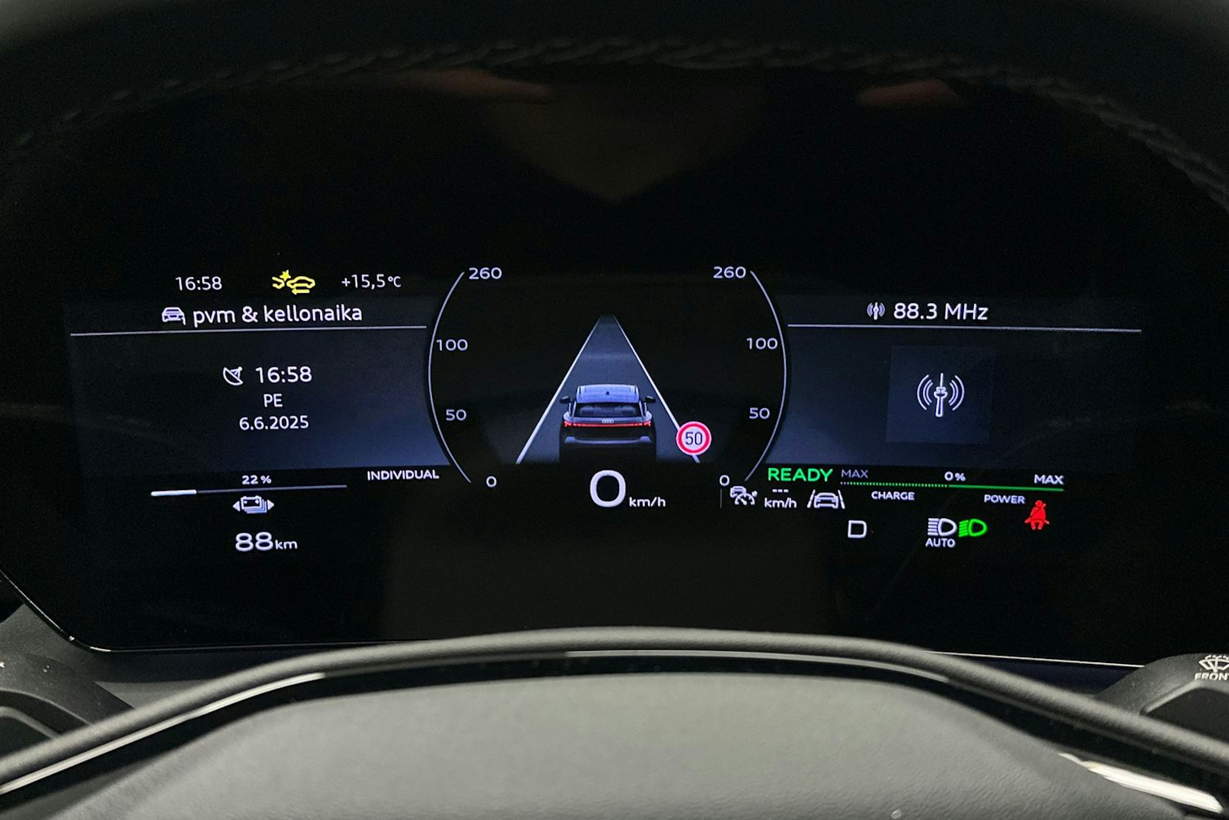 valkoinen Audi Q6 e-tron 2024 kuva 36.