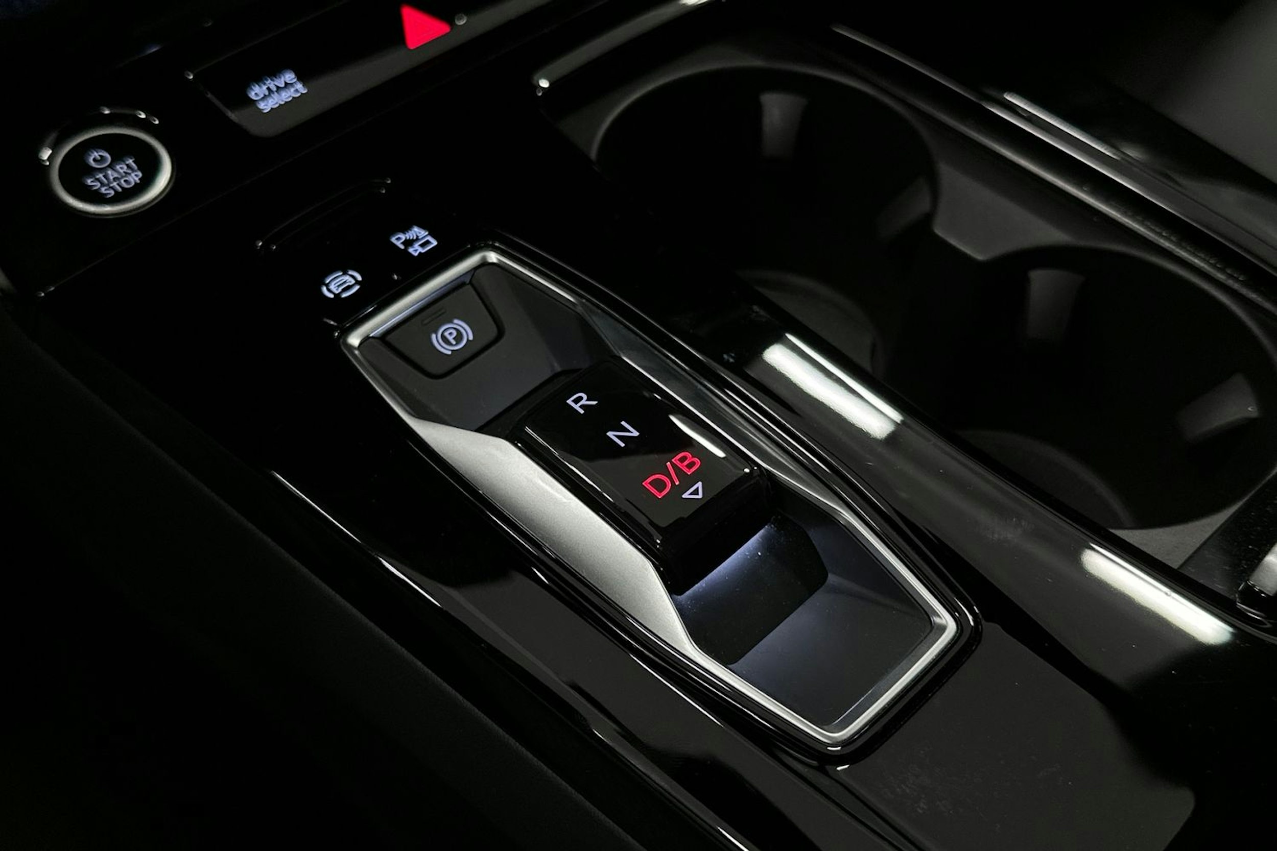 valkoinen Audi Q6 e-tron 2024 kuva 37.