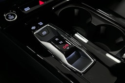 valkoinen Audi Q6 e-tron 2024 kuva 37.