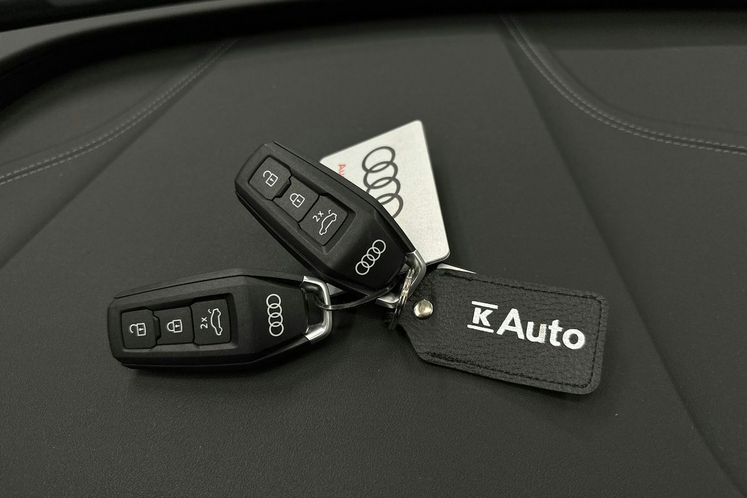 valkoinen Audi Q6 e-tron 2024 kuva 38.