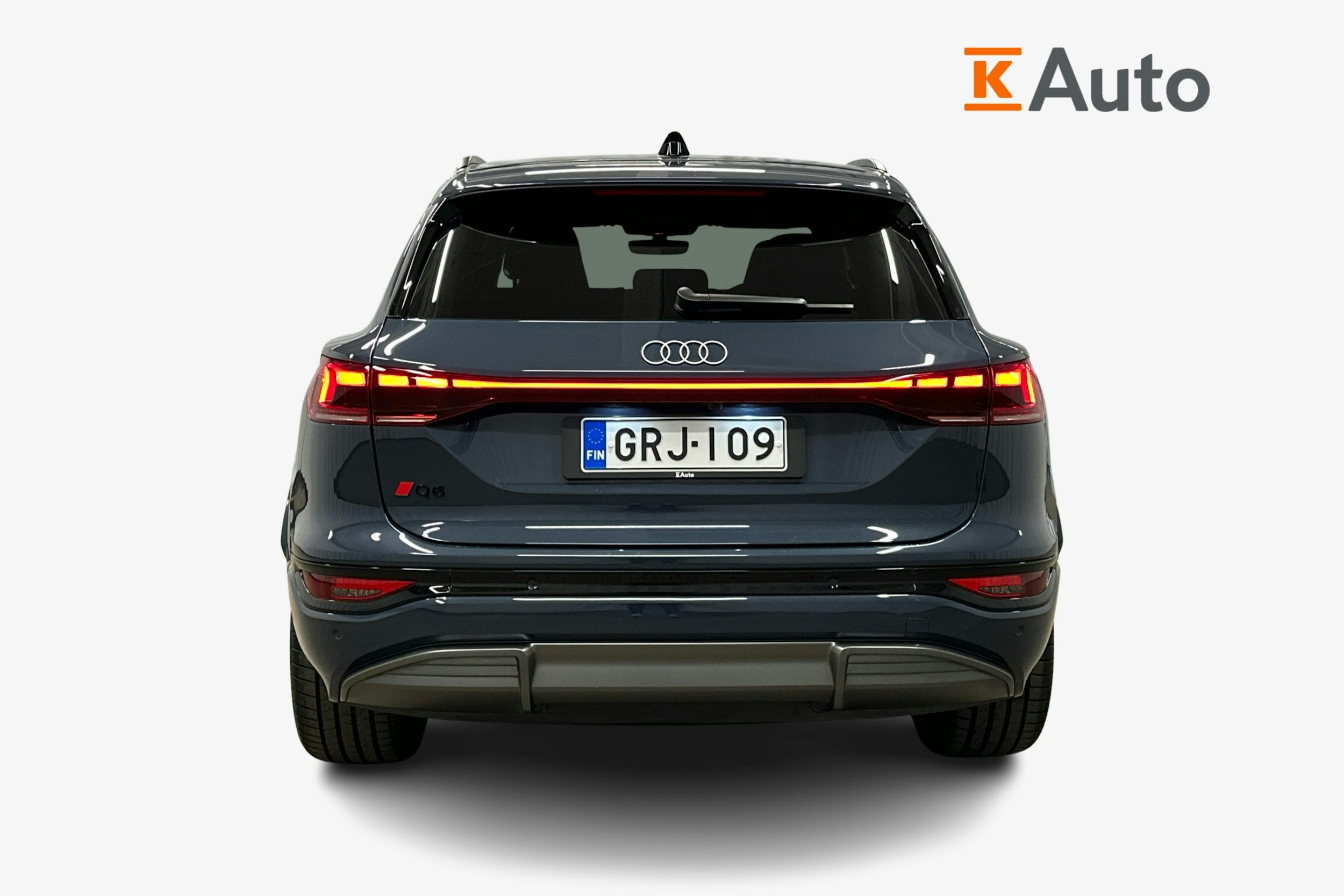 sininen Audi Q6 e-tron 2024 kuva 3.