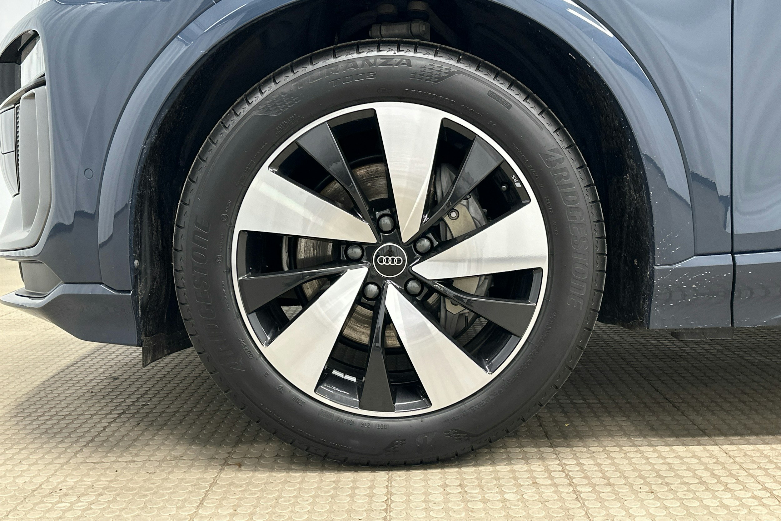 sininen Audi Q6 e-tron 2024 kuva 9.