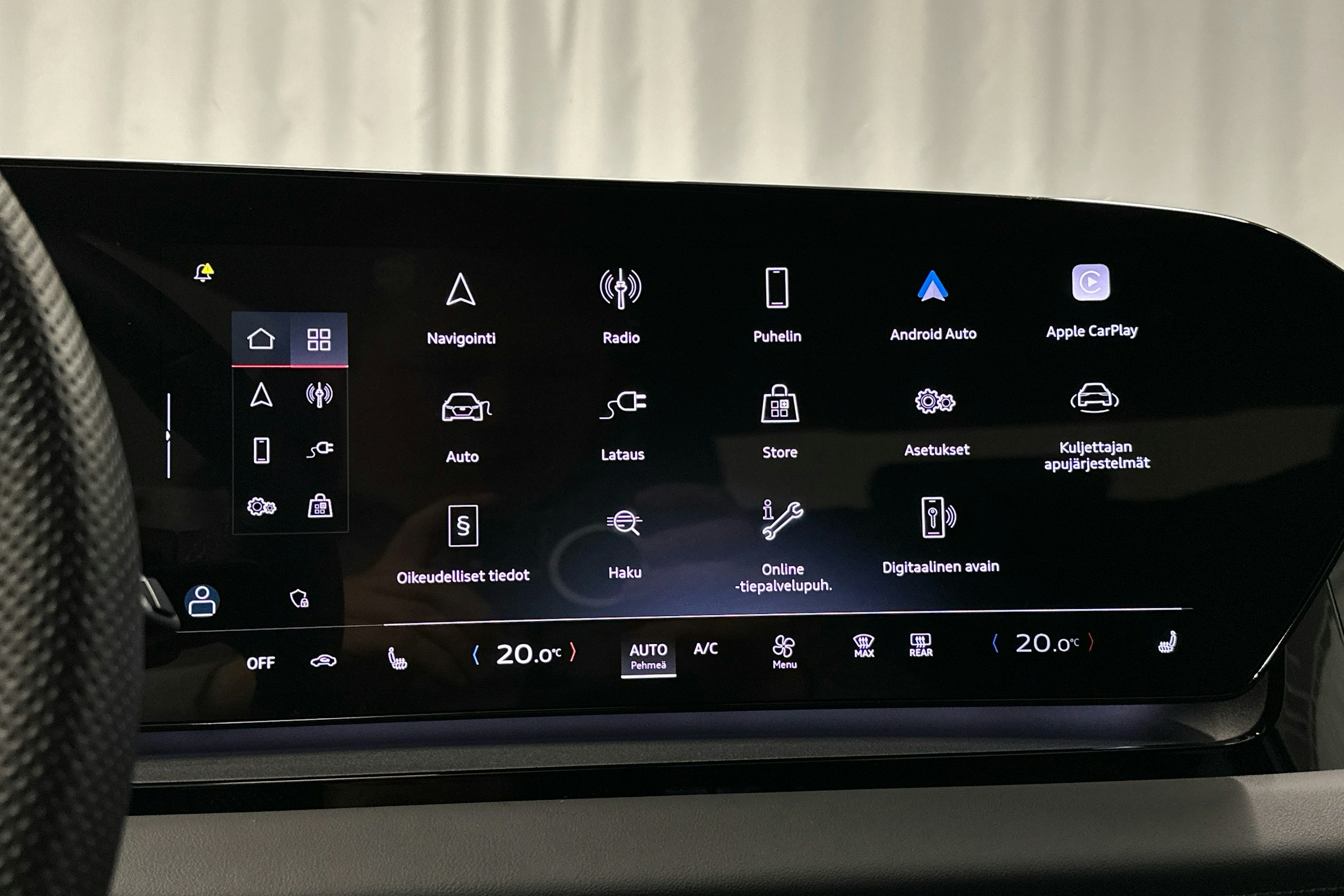 sininen Audi Q6 e-tron 2024 kuva 16.