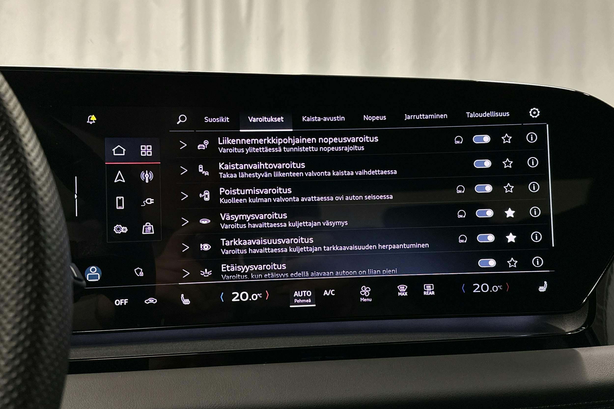 sininen Audi Q6 e-tron 2024 kuva 17.