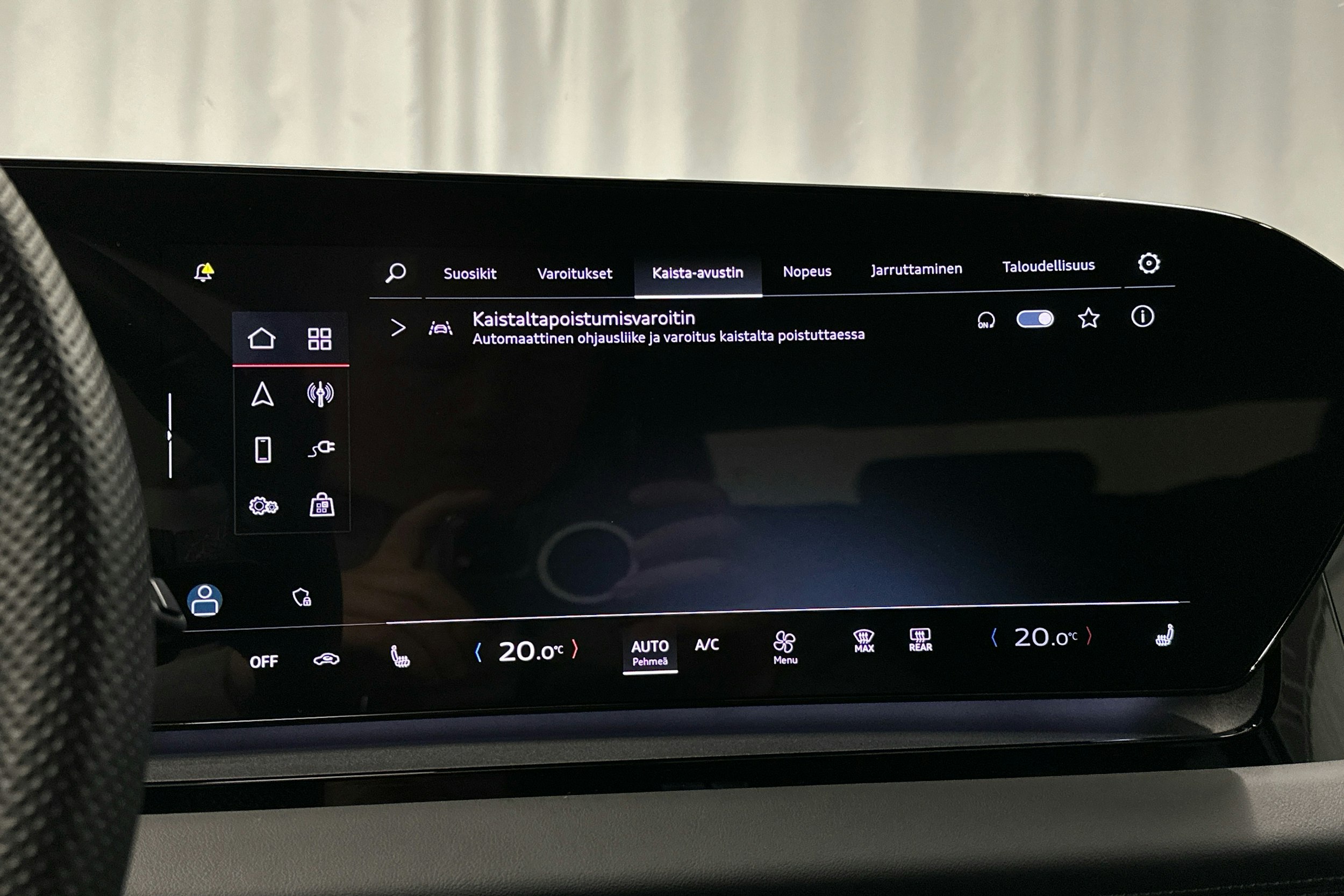 sininen Audi Q6 e-tron 2024 kuva 18.